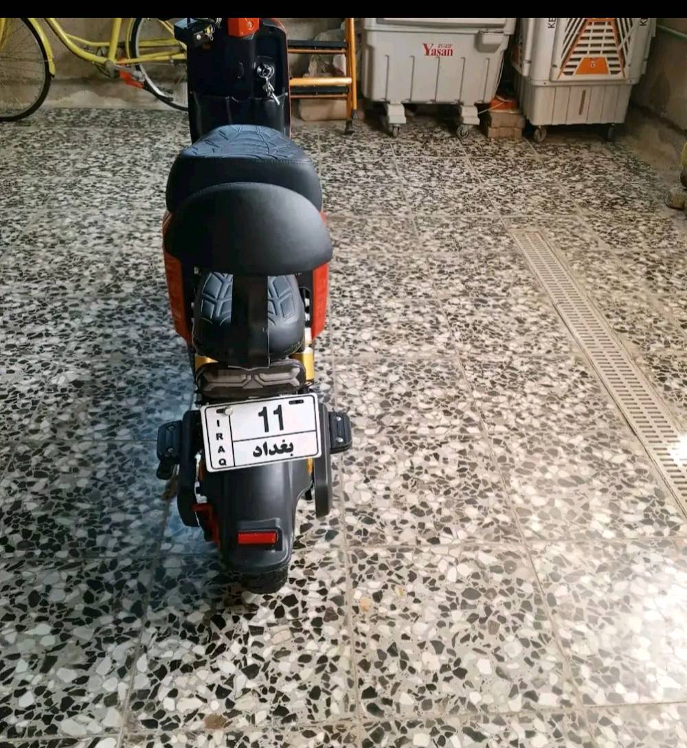 دراجة نارية كهربائية برتقالية بحالة ممتازة. تمتاز بسهولة القيادة وتوفير الوقود، مثالية للأستخدام اليومي في المدينة. الديكورات والإطارات في حالة جيدة، مع مقعد مريح وكبير يناسب جميع الأعمار.