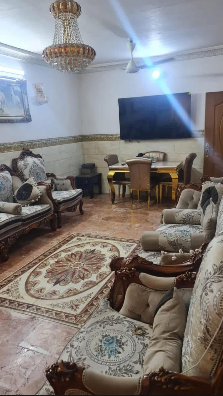 الدار للبيع المساحه 200 متر الامين الثانيه قرب مكتبه رواء ضهر اسواق الغدير السعر 350 للستفسار ***********
