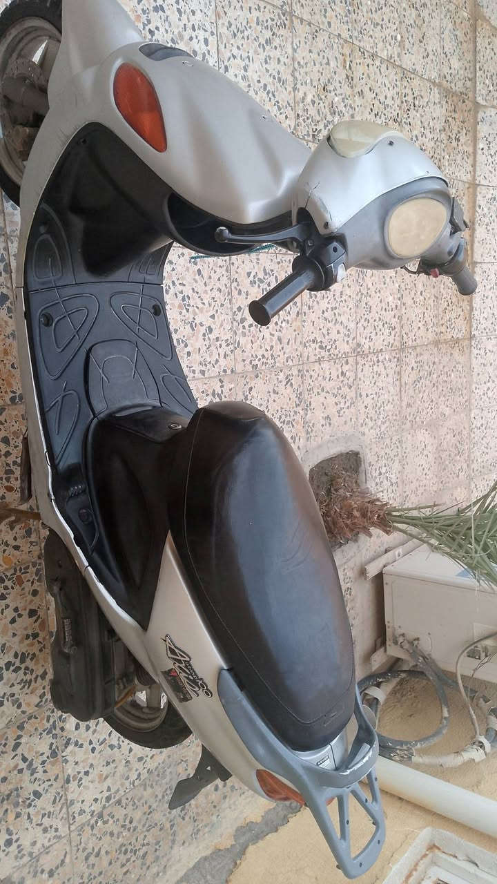 السلام عليكم دراجه للبيع مفتوحه كهربائيات كلها شغاله سلف وهندر السعر 575وبيه مجال المكان الناصريه الثورة ***********
