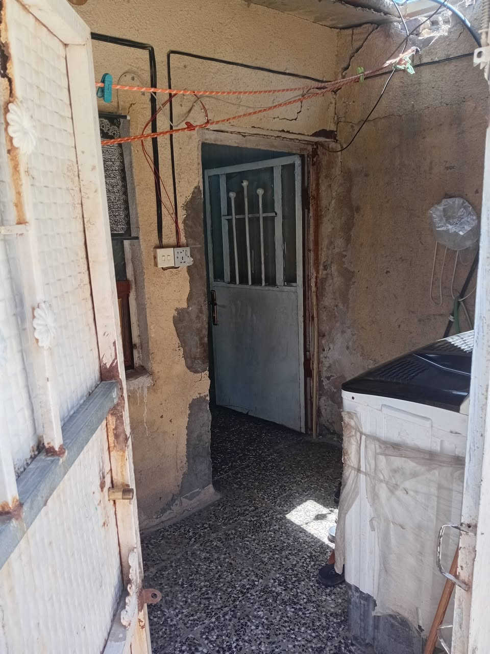 السلام عليكم بيت للبيع في منطقه ام الكبر والغزلان معمل الرحلات فرع كوفي السلطان قرب صوره السيد  البيت مساحه ٧٠ تقريبا استقبال +غرفه نوم+مطبخ +ترك+حمام مشترك وحوش صغير المنطقه خدمات كامله كهرباء ماء مجاري والتبليط قيد الانشاء السعر المطلوب 20 مليون وبي مجال قليل للاستفسار *********** متواجد واتساب وفيس
