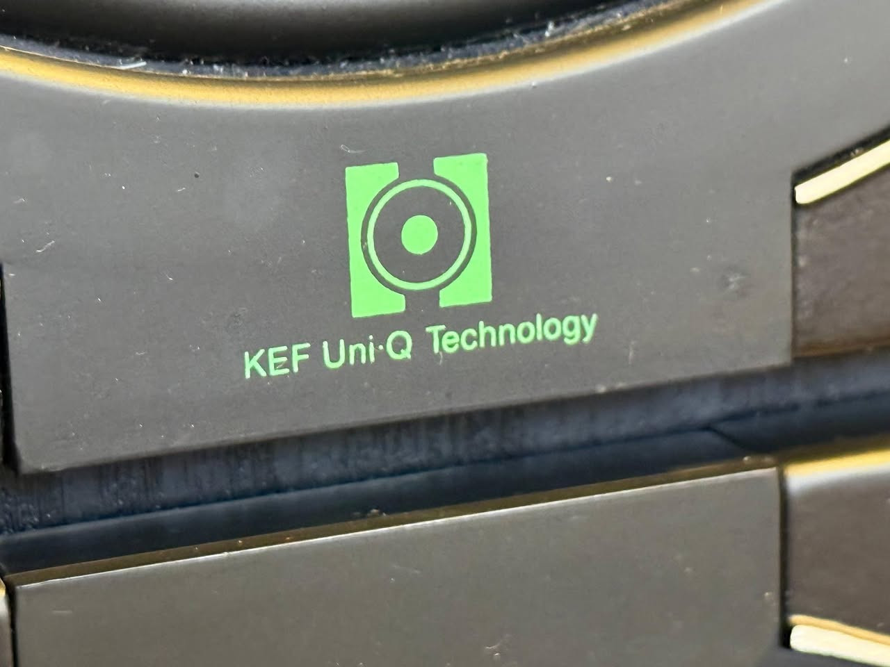 للبيع سماعات KEF C75 أصلية – زوج (Pair) 
سماعات ستيريو من شركة KEF البريطانية، مزودة بتقنية Uni-Q المعروفة بتوزيع صوت متوازن وواضح في جميع الاتجاهات 🎶
التفاصيل:
• الموديل: KEF C75
• النوع: سماعات ستيريو 
• التقنية: KEF Uni-Q Technology
• تصميم: صندوق خشبي قوي
• الصوت:
– وضوح عالي
– توازن ممتاز بين الترددات
– أداء جميل للموسيقى والأفلام
مناسبة لـ:
أنظمة ستيريو
السينما المنزلية
 الموسيقى بجميع أنواعها
نظيفة وتعمل بشكل ممتاز، كما موضح بالصور ✅


**إذا كنت صاحب هذا الإعلان وتريد حذفه لأي سبب، رجاءا أرسل رسالة إلى الدعم الفني**