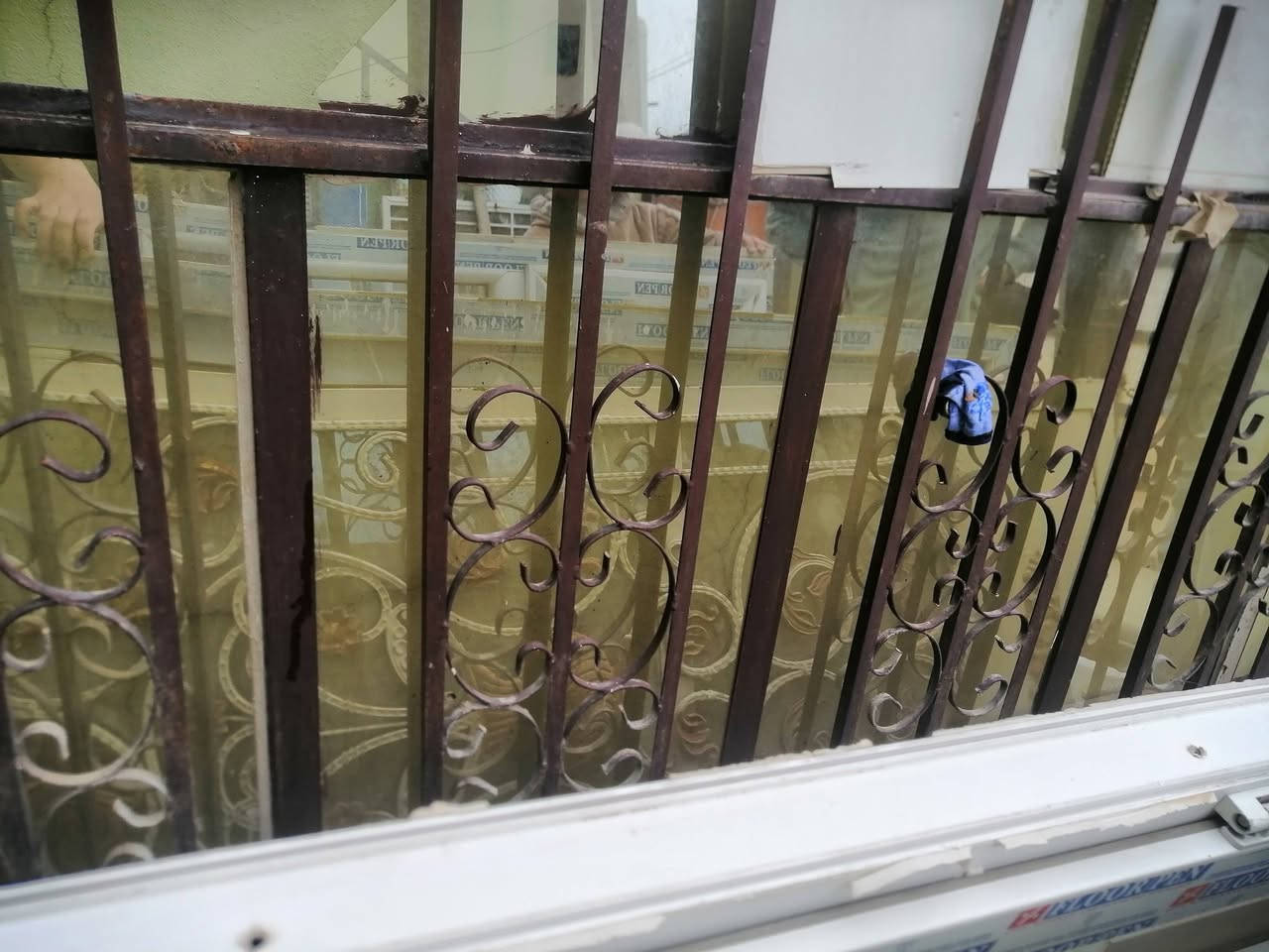 السلام عليكم عندي بوب وشبابيك حديد وبلاستك للاستفسار ***********
