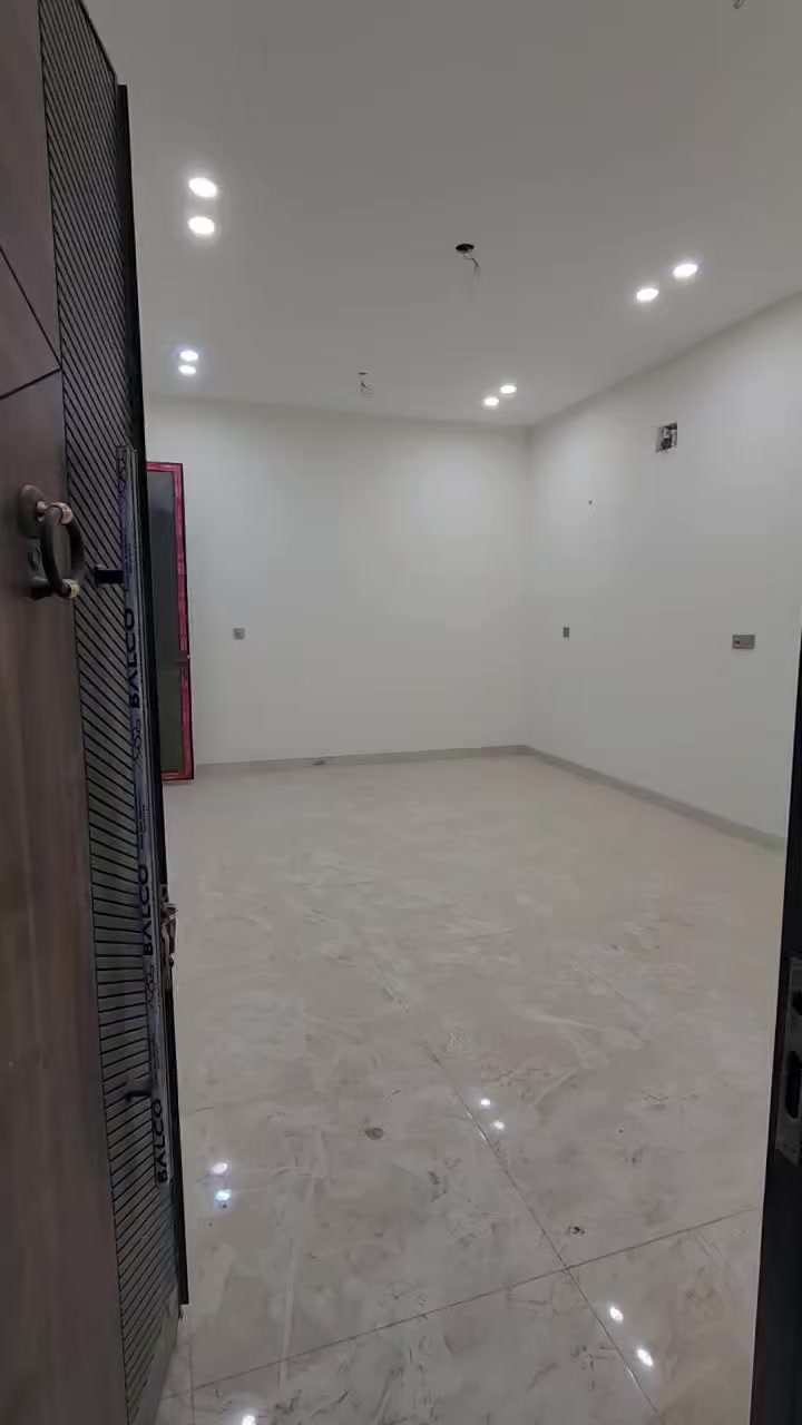 — شقة للأجار طابق أرضي —
تواصل :*********** 
مساحة 140 تحتوي على …
[ صالة + غرف نوم عدد 2 + خدمات + مطبخ حار + بارد ] 
العـنوان : شارع فلسطين حي الصخرة محلة 510 
الأجار الشهـري : مـليون و 300 ألف دينار 
———————————————————-
 — شقة للأجار  طابق أول — 
مساحة 140 تحتوي على …..
[ صالة + غرف نوم عدد 2 + خدمات + مطبخ حار + بارد ] 
العـنوان : شارع فلسطين حي الصخرة محلة 510 
الأجار الشهـري : مـليون و 100 ألف دينار 
———————————————————
— شقة للأجار  طابق ثاني — 
مساحة 140 تحتوي على …..
[ صالة + غرف نوم عدد 2 + خدمات + مطبخ حار + بارد ] 
العـنوان : شارع فلسطين حي الصخرة محلة 510 
الأجار الشهـري : مـليون دينار 

ملاحـظة / الشقق سكنية جديدة بناء 2026 
مـكتب المـِسمار
