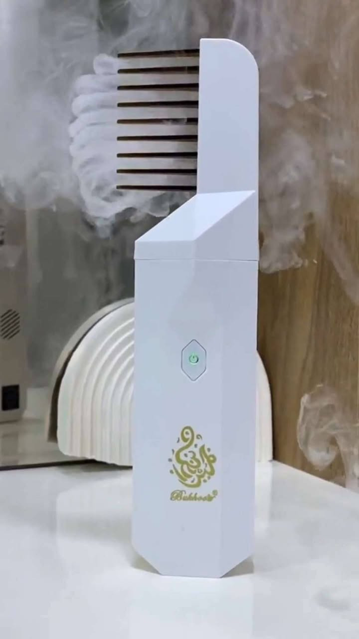 مشط عربي عطري محمول
السعر 18 الف

الاستخدامات
تبخير العود، البخور، اللبان، والمواد العطرية الصلبة
تعطير الشعر باستخدام رأس المشط العطري
تعطير الغرف، المجالس، غرف النوم، المكاتب والسيارة
مناسبة للاستخدام المنزلي وأثناء السفر
تساعد على الاسترخاء، التأمل، وتحسين جودة النوم

المميزات
تصميم 2 في 1: مبخرة كهربائية + مشط عطري للشعر
تعمل بتقنية التسخين الكهربائي عالي الحرارة بدون فحم أو لهب

تحافظ على رائحة العود والبخور الأصلية لفترة أطول
حجم صغير وخفيف الوزن، سهل الحمل والتخزين
جسم مصنوع من ABS + معدن لمتانة أفضل
زر تشغيل مدمج بتصميم أنيق وسهل الاستخدام

غطاء علوي بفتحات تهوية لتوزيع العطر بشكل متوازن
رأس مشط قابل للتبديل لتعطير الشعر مباشرة
شحن عبر USB (سلك مرفق)
تصميم عصري أنيق مناسب كهدية

الملاحظات
يُستخدم مع قطع صغيرة من العود أو البخور
يُنصح بعدم لمس الجزء الساخن أثناء التشغيل
يُترك ليبرد قبل التنظيف
المنتج يعمل كهربائيًا ولا يحتاج فحم
المنتج لا يحتوي على البخور (غير مدمج)
لم يتم ذكر بلد المنشأ


**إذا كنت صاحب هذا الإعلان وتريد حذفه لأي سبب، رجاءا أرسل رسالة إلى الدعم الفني**