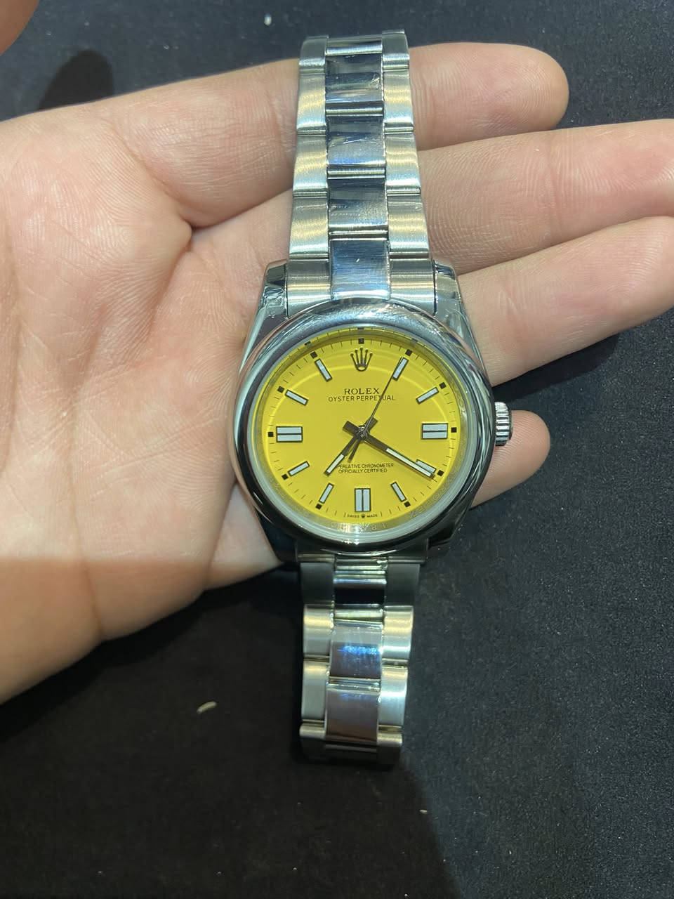 مرحبا اخوتي ساعه رولكس اويستر بربتشوال هاي قطعه شباب واضحه كدامك بمينا اصفر سوار من الفولاذ حيل جديد بعدهي ستيكر مالته ما شيول شباب للمعلومه مو بطاريات هاي ساعه شراي يخابرني ***********
