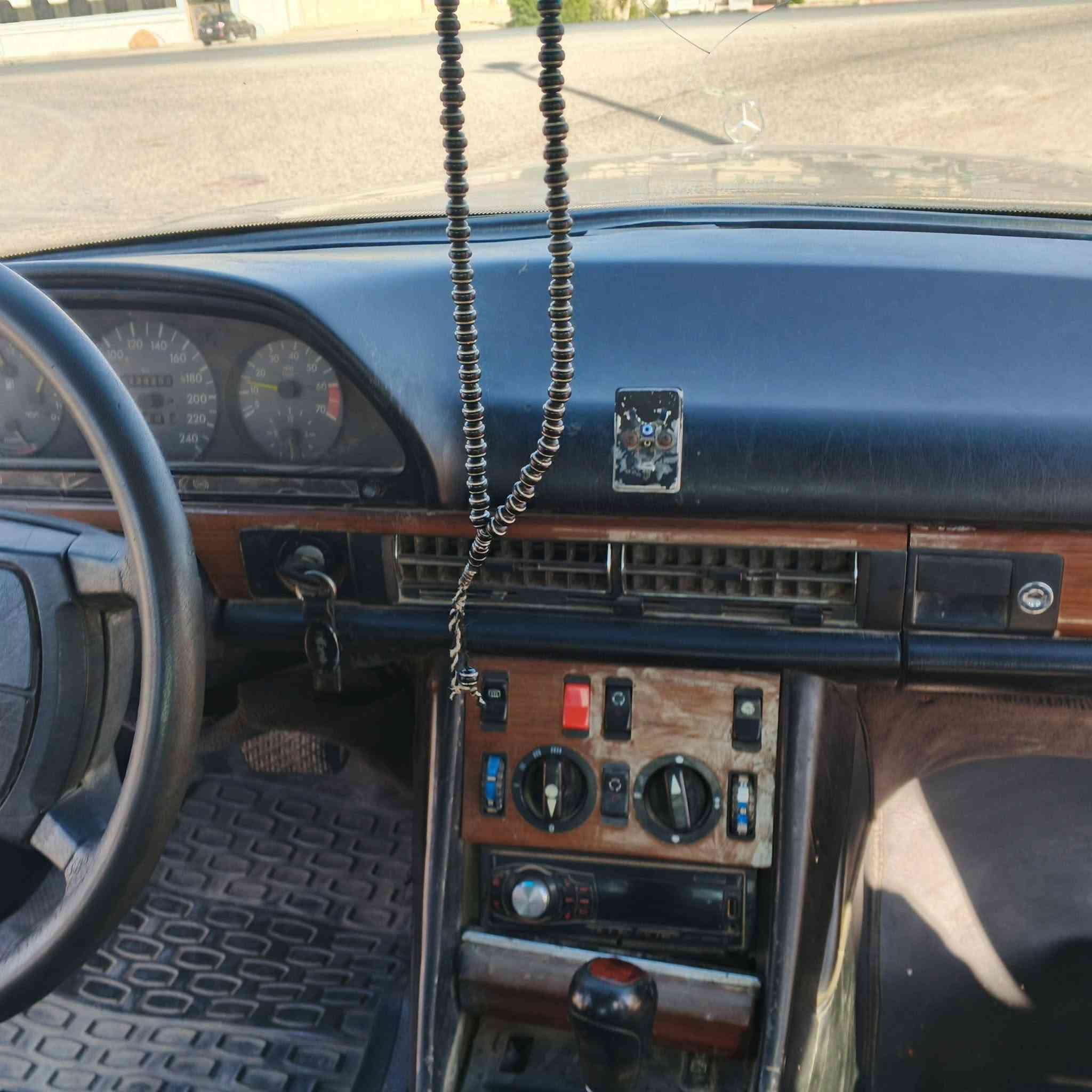 سلام عليكم اخوان عندي مارسدس جانبو حجم 300باب قصير موديل 1987 محرك بطه 2500ديلكو من شغل سياره الكير يخر عشر دقائق وبعدين تمشي طبعي والقاعدة مال الدبل مصلحه صدر نص عمر جام لامامي كهربائي الخلفي جوبي العنوان بغداد السعر 30وبيهاء مجال قليل رقم الموبايل ***********
