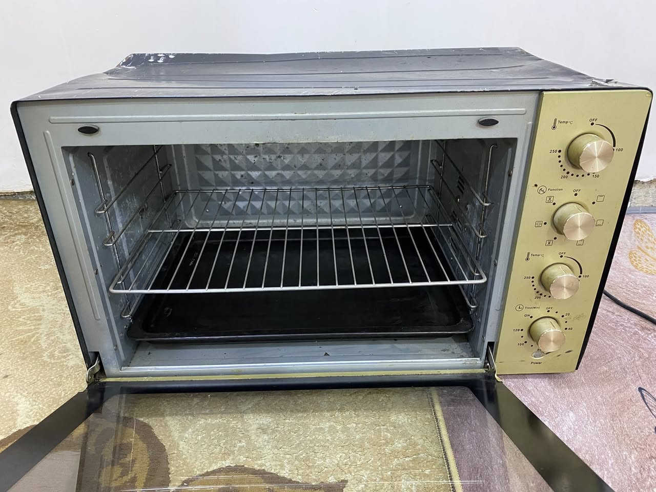 سلام وعليكم افون عدد 2 واحد وسط وثاني حجم كبير شغالات الافون بي هيترين من فوق ومن جوه يشوي كلشي دجاج سمج الحم كيك كليجه اي شي يشوي السعر ثنينهن 130الف رقم***********الاتصال وتساب
