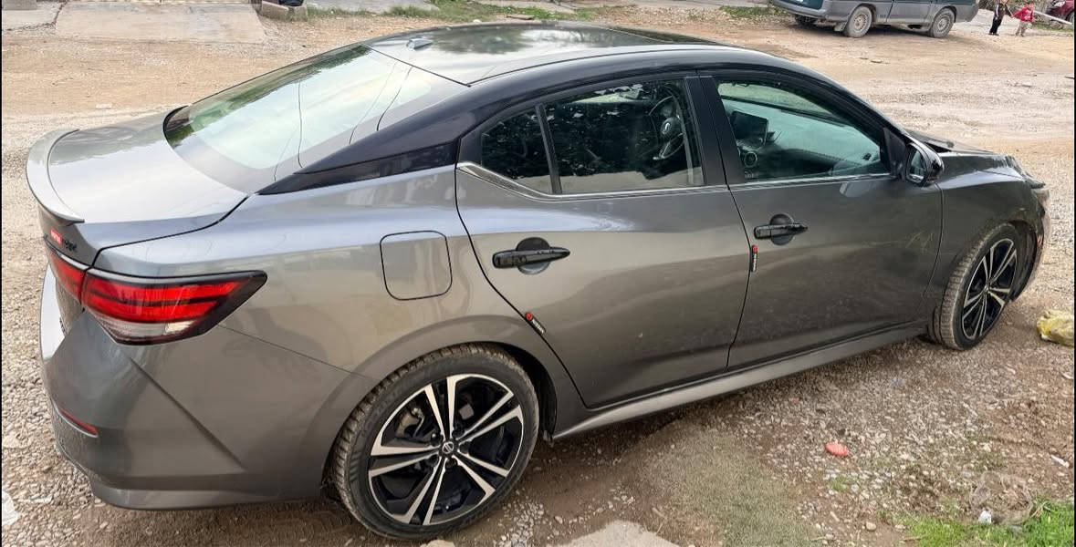 Sentra 2022 
مواصفات sr +++
يعني اخر مواصفات
ماشية 55.000
بجم كبس وصندوق كبس بدون صبغ
محرك 2000 
فتحة سقف
كشنات تدفئة
ستيرن تدفئة
كاميرات 360 درجة
مثبت سرعة
توقف ذاتي
تنبيهات وحساسات 360 درجة
السياره فول فول مواصفات

كير ومحرك بشرط
سيارة جاهزة وماليها اي نقص

الضرر 
الباب الي ورا السايق مبدل نفس اللون بأمريكا
بدون صبغ
بارد شبر باب السايق يم موضح بالصور
رقم الشاصي 3N1AB8DV5NY232256
 السعر 158 وبي مجال بسيط
***********
