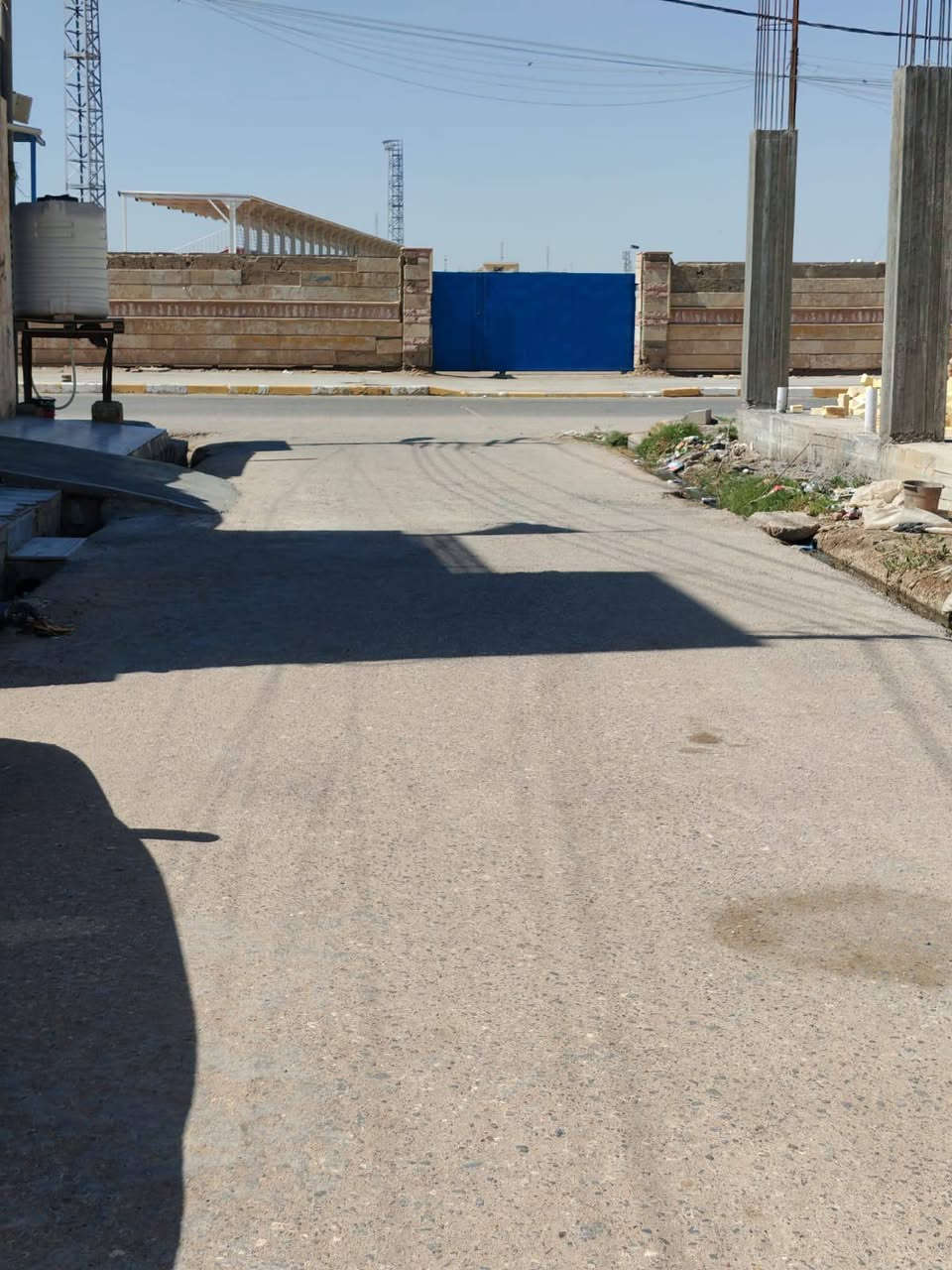 السلام عليكم بيت للبيع المساحه 240 عدد الغرف طابق الأول 3 غرف ودوانيه  وصالتين ومخزن ومطبخ
الطابق الثاني بي درج خارجي وبي غرفتين ومطبخ  ومخزن وصطح وحمامات
العنوان قرب ملعب الرفاعي الكبير السعر 250 البيت بصف الركن
رقم الهاتف ***********
