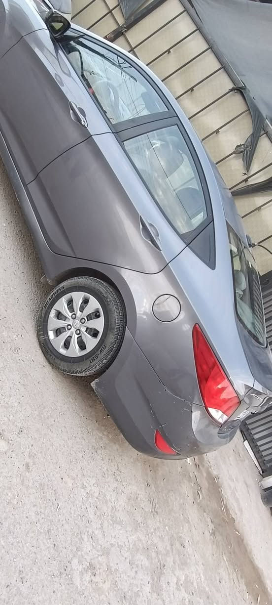 السلام عليكم
هونداي اكسنت 2017 و ارد امريكي   
رقم بغداد الجديد دولي سنوية جديدة 
محرك 1600 مكفول هو والكير
ليبل واحد
تحكمات سترين كروز سرعة 
كامرة خلفية بلادي  
مري كهرباء 
تبريت ثلج و كلة على البلادي 
باتري جديد 
تخم تاير
دوشمة جديدة
 بيها شخط بالبابين جهة بصف السايق مبين بصور  المنشور 
السيارة بأسمي تحويل ثاني يوم  سيارة جديدة و نظيفة و ممتعوبة
السعر 95$   ورقة وبيه مجال حك الجيه 

 مكانها بغداد الدورة البو عيثة 
للإستفسار  ‏‪***********‬‏
