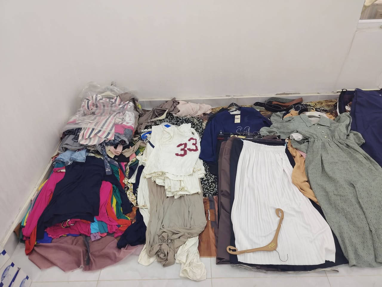 السلام عليكم تصفية مخزن (ملابس نسائيه احذيه عارضات مكياج واكسسوارات واجهزة كهربائيه) بضاعه كاملة لاهل البسطيات والباله
للاستفسار ***********
