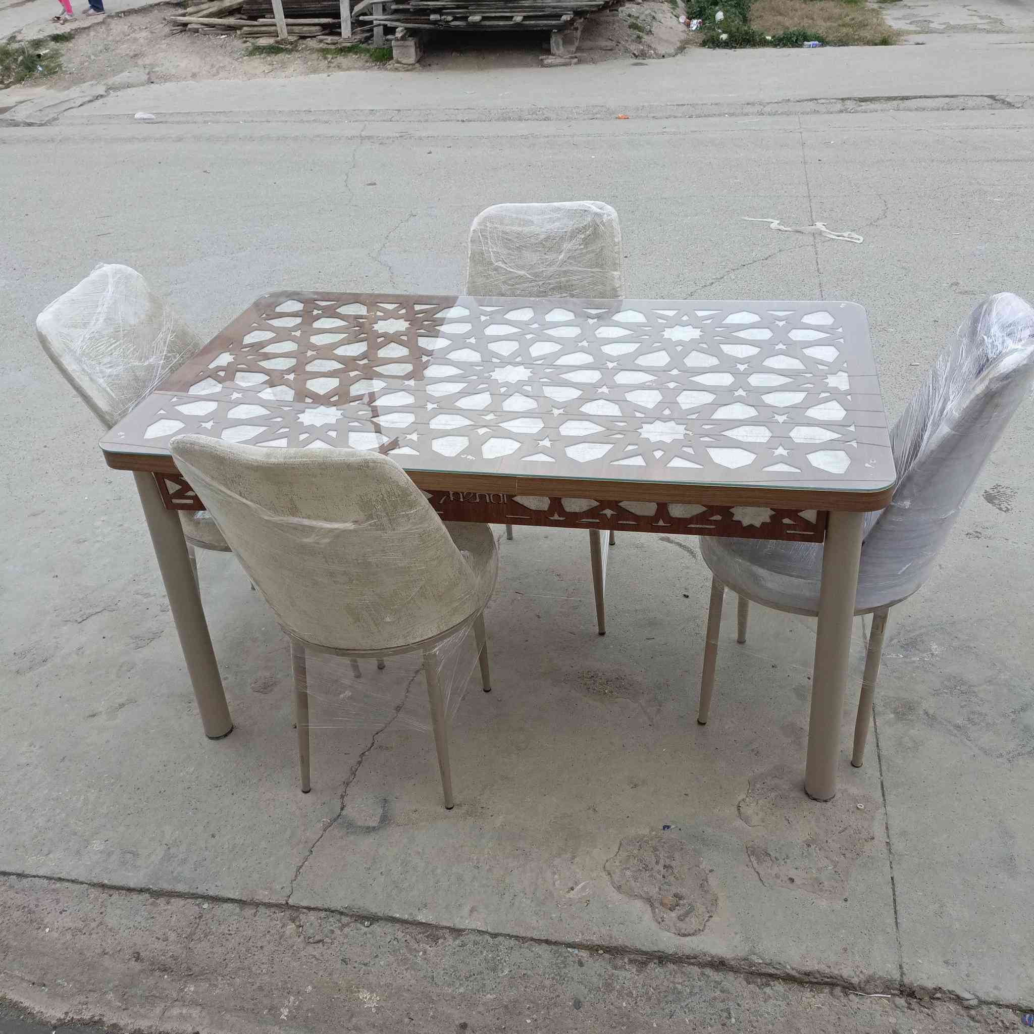 ميزطعام مع اربع كراسي للبيع السعر 100 المكان كركوك حي العروبه الاستفسار على هذا  الرقم ***********
