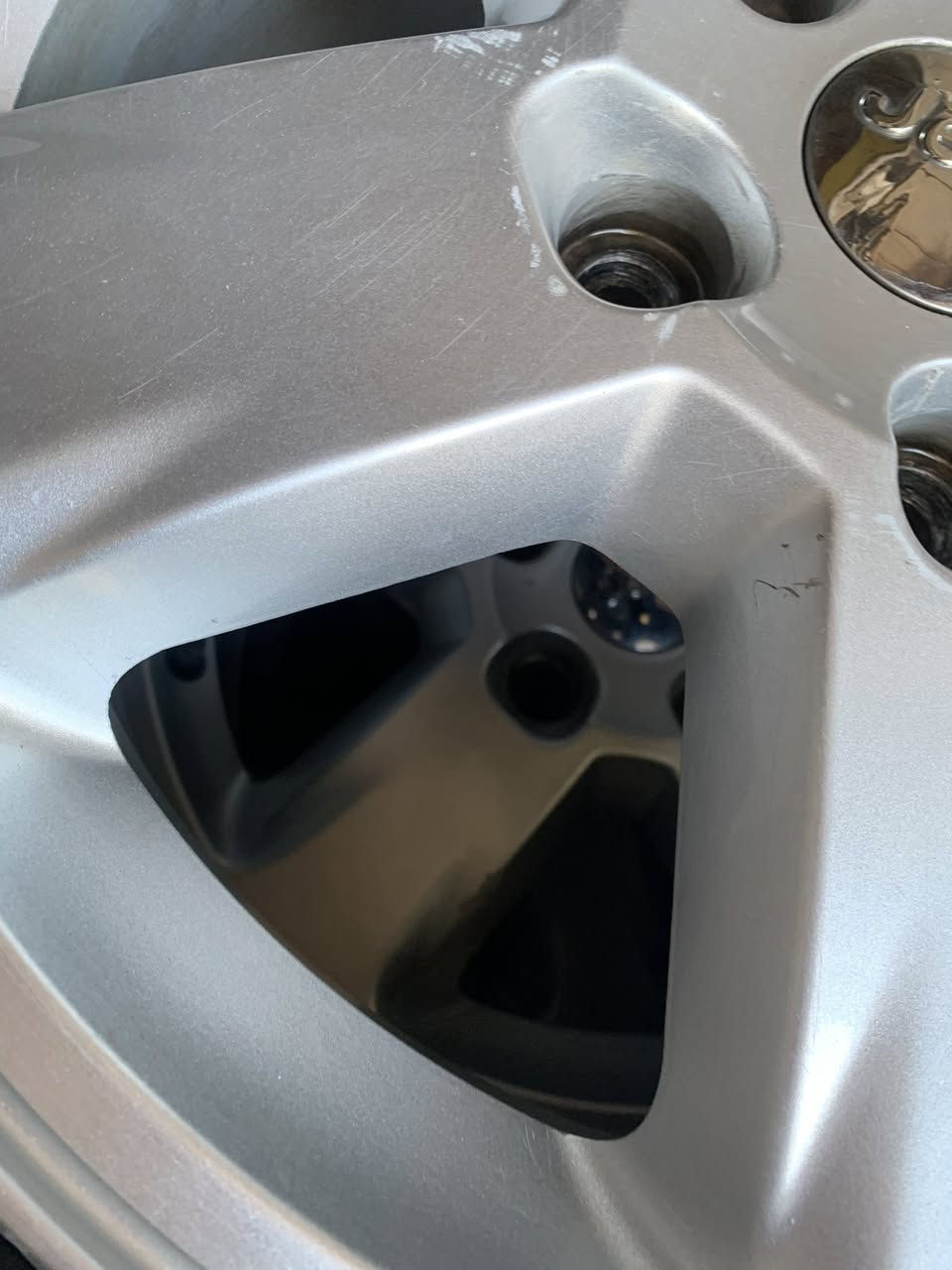 السلام عليكم تخم ويل وتخم تاير حجم 17 تخم تاير مستعمل قليل والويل نضيف جدا واصلي مال شركه 
السعر 250 الف وبي مجال بسيط  اريد ابيعه ضامه فوك صالي سنه  جديد حيل مكاني بغداد
***********
