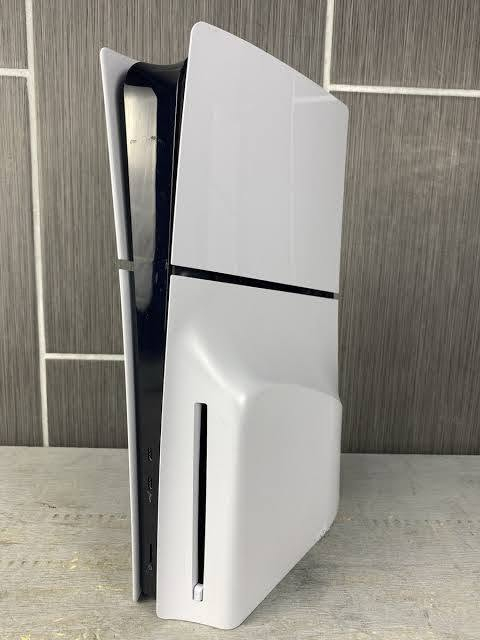 جهاز لينوڤو ليجين گو 1 ذاكرة 1TB Lenovo Legion Go + بلي ستيشن 5 سلم اوربي 1TB.
السلام عليكم.

لينوڤو ليجين گو 1:

نظافة الجهاز: حوالي 97%.
بطارية: 94%.
سعة التخزين: 1TB.
جنطة الجهاز.
شاحنة الجهاز.
علبة الجهاز.
✅كامل الملحقات الاصلية✅، مع بعض الملحقات الاضافية.

السعر: 825 الف (السعر نهائي رجاءا).
------------------------------------------------------------------------------
بلي ستيشن 5 سلم اوربي (غير مهكر و غير قابل للتهكير في الوقت الحال)
:
نظافة الجهاز: حوالي 91%.
سعة التخزين: 1TB.
جوستك واحد فقط، اصلي اسود.
علبة الجهاز.
كيبلات الجهاز.
✅كامل الملحقات✅ 
🕹️مع حسابين: الاول يحتوي FIFA 2026, و الثاني يحتوي Ghost Of Tsukishima، بالإضافة الى CD Need For Speed (ال CD بدون كڤر).🕹️

السعر: 725 الف (السعر نهائي رجاءا).
------------------------------------------------------------------------------
مكاني: بغداد.
توصيل: متوفر.
واتس اب: ***********.
