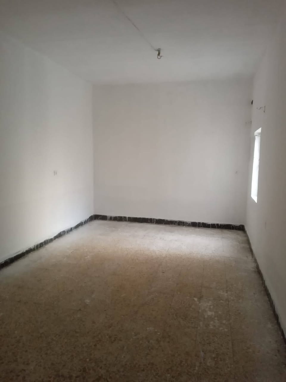 السلام عليكم بيت للبيع مساحه 250 متر طابو صرف حي الغدير الاولى (العرضات) قرب شؤن المرئه طابقين السعر (225)
للستفسار ***********
