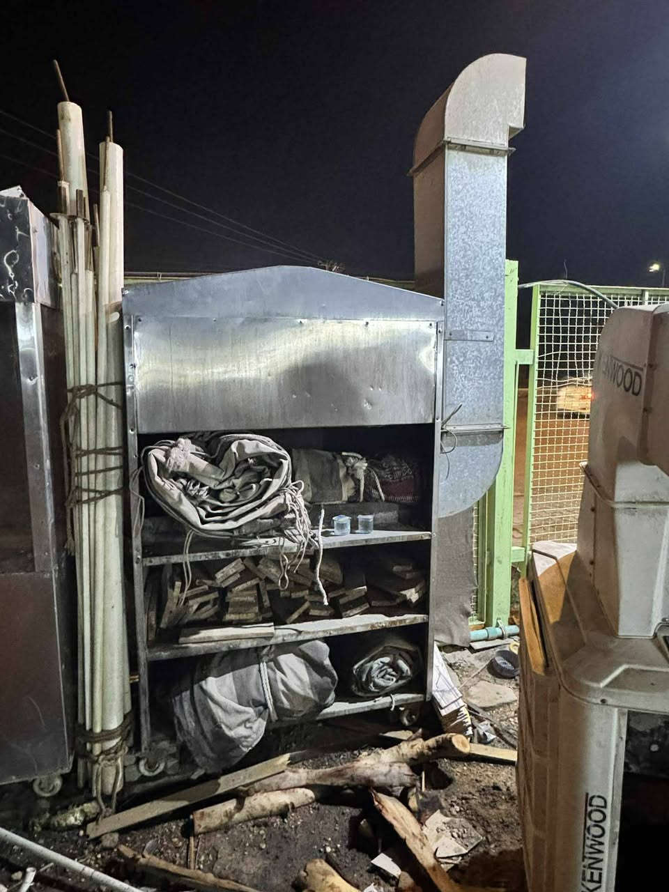 السلام عليكم عندي اغراض مطعم نضاف مستعملهن شي قليل شوايه كباب وعارضه كباب وكناره ومغسله 3 احواض مرمر للاستفسار خاص او الاتصال ‏‪***********‬‏
