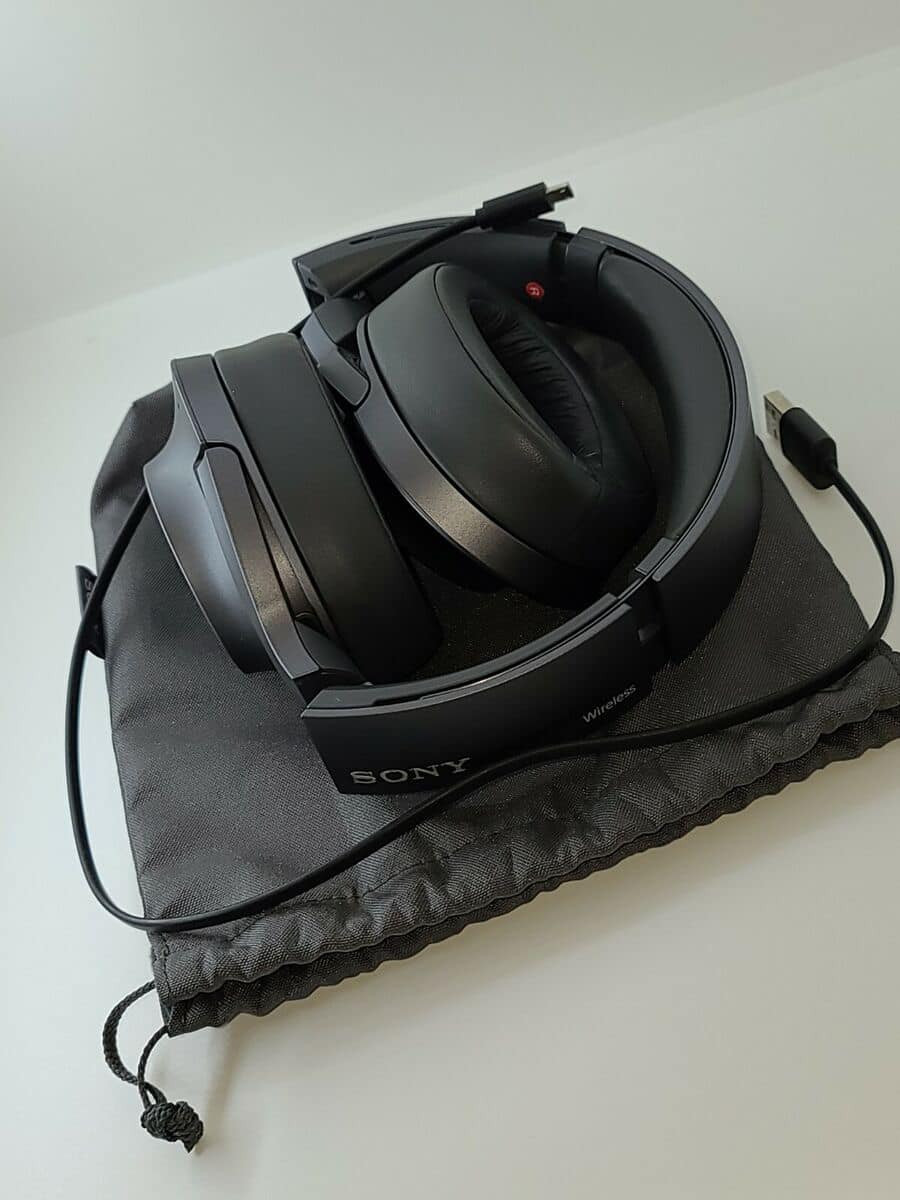 مرحبا اعزائي! 
عندي سماعات سوني أصليات موديل: 
SONY WH-H900N
بعدهن نظيفات مع الكيس وكيبل الشحن, لون رصاصي غامق
مواصفات راقية عزّل ضوضاء محيطي شحن 100 % يطول تقريبا 30 ساعة استماع من دون توقف! للبيع بسعر مناسب جدا للتواصل على الخاص او على الواتساب: 
***********
يوجد توصيل لجميع المحافظات.
