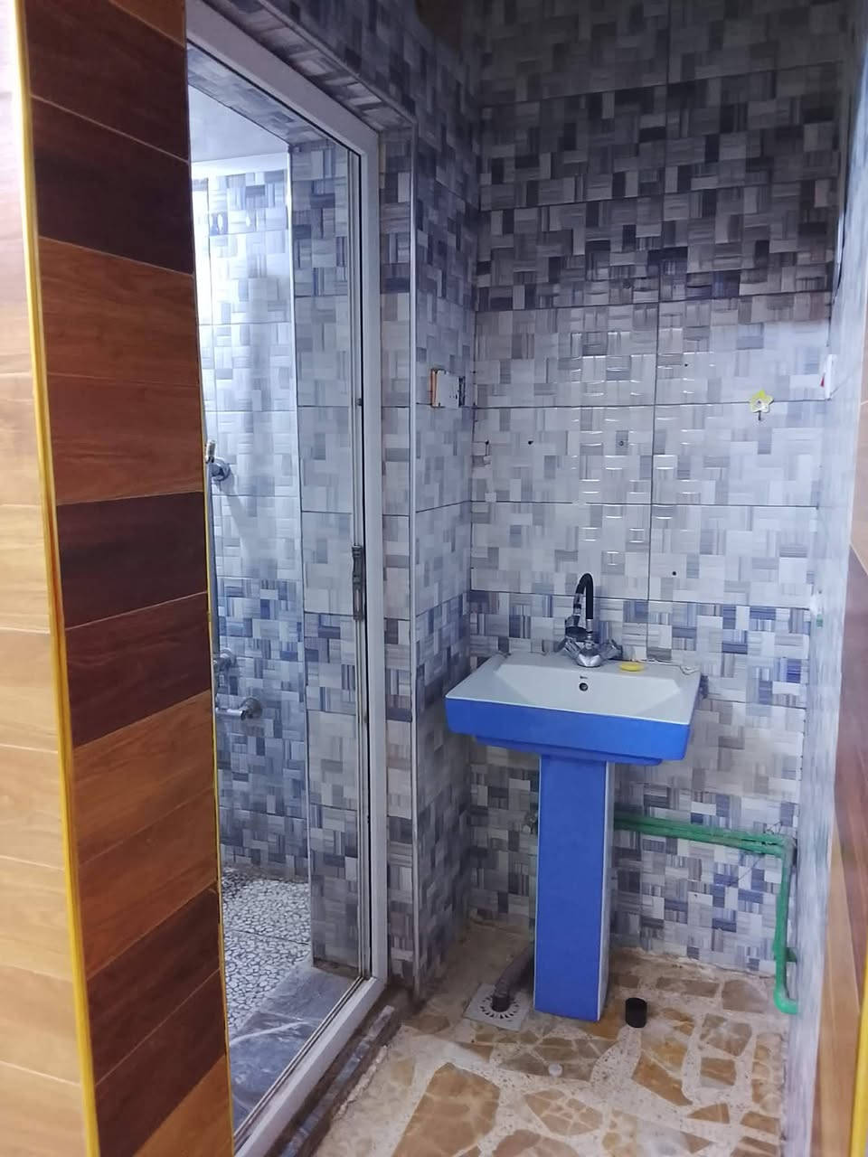 السلام عليكم 

بيت لايجار في النجف لاشرف حي النداء منطقت 48 شارعه مفتوح ع شارع المكاتب وثاني بيت عن الساحه مال مدارس لامسك والعنبر وعصر الضهور المدرسه الصينيه 

المساحه 100 م يحتوي ع استقبال صاله مطبخ غرفه نوم حمام توليت طابق الثاني غرفه وصاله وصطح

البيت كله كاشي وسرميك ونضيف بي تانكي وماطور مغسله سخان جديد 

ايجاره 250 الف


**إذا كنت صاحب هذا الإعلان وتريد حذفه لأي سبب، رجاءا أرسل رسالة إلى الدعم الفني**