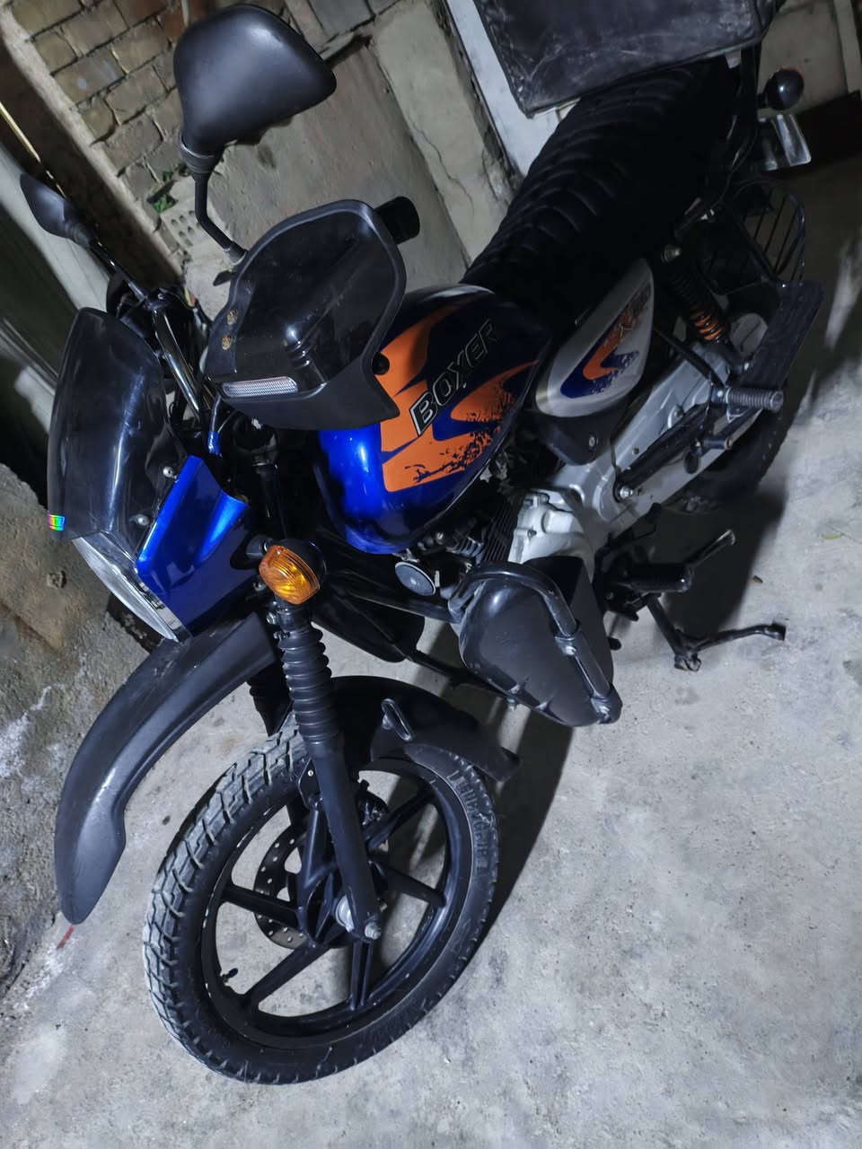 سلام عليكم بوكسر مرقمه لوحات انكليزي رقم مميز 
***********
المكان بغداد مدينه الصدر السعر 2800 وبيها مجال قليل دراجه 
كفاله عامه مكينه ناعمه اخت الوكالة برغي مامفتوح بيها
