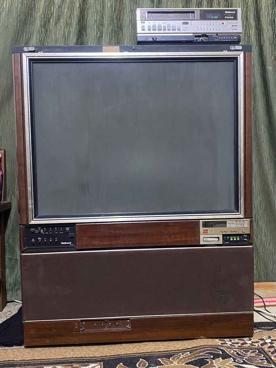 تلفزيون نشنل ياباني ,سنة الصنع 1981 ، العرض 1 متر، الارتفاع 125سنتيمتر, النزال 55 سنتيمتر ، التفاصيل خاص ***********
