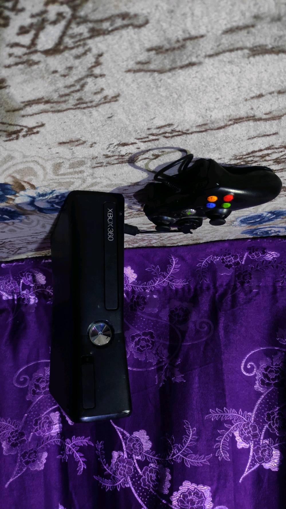 سلام عليكم 
XBOX360 للبيع
يحتوي على 30 لعبة
جوستك واحد
+ مع بلازمة حجم 32 ( هدية) 