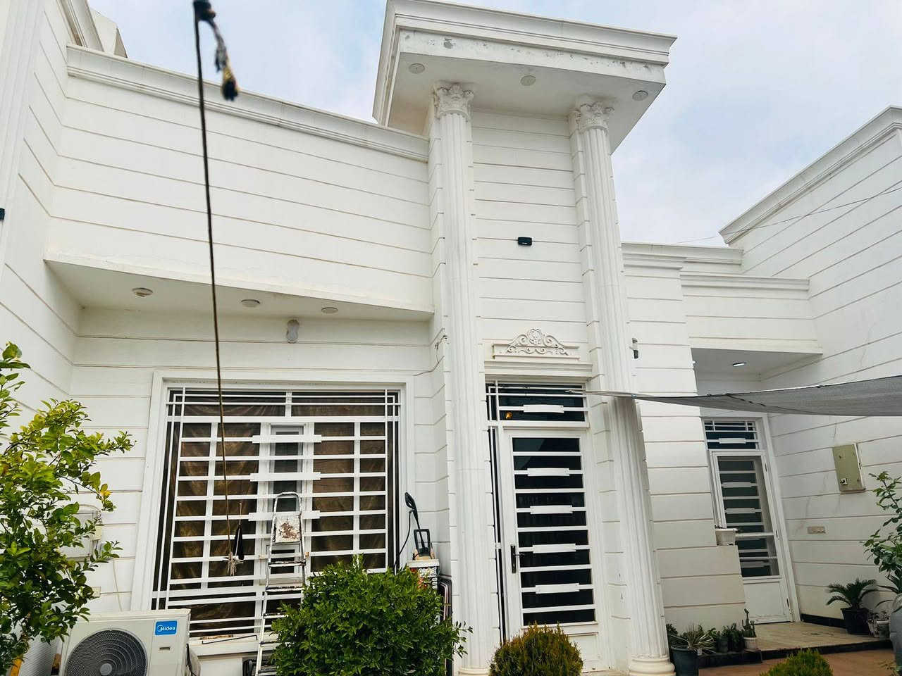 دار للبيع دوانم المعمل شارع البوحوفي 
المساحه ٣٠٠م طابقين تحويل مباشر بأسم المشتري الطابق الاول 
 استقبال ٤ م ونص×٨م 
صاله.  ٤ م ونص ×٨ م
مطبخ ٥ م × ٦ م
غرفه نوم ٤ م×٦م
غرفه نوم سويت ٤ م×٥ م
أرضية البيت مرمر طبيعي
الطابق الثاني
٢ غرف نوم وصاله كبيرا ومجموعه صحيه
كراج يحوي سيارتين
حديقه كبيرا
حمامات عدد ٤ +مجموعه صحيه خارجيه
البيت منظومة غاز ومنظومة نفط ومنظومة مكافحة الارضه
السعر 210مليون قابل للتفاوض
الاتصال مع صاحب الدار*********** 
      *********** واتساب
