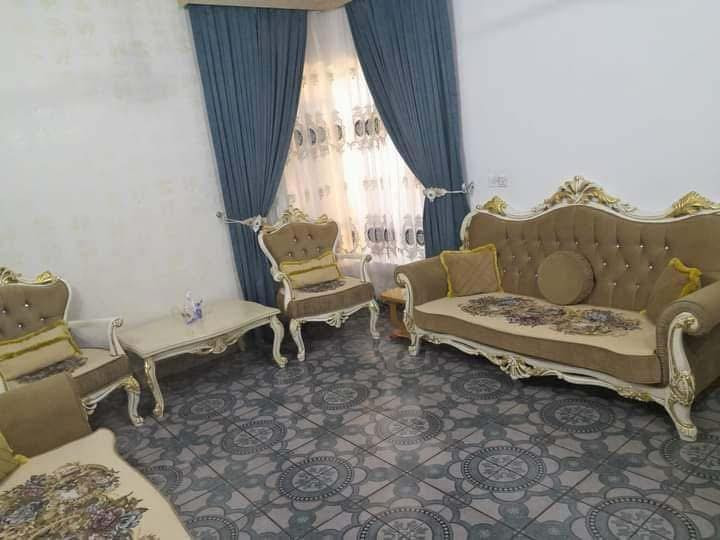 السلام عليكم بيت طابقين طابو صرف مساحه 300 في ابو غريب حي المهندسين قرب السريع يحتوي 5غرف نوم والبيت قديم بس مصروف عليه بل جديد ترميم كامل وشغل بواري حديث ومطبخ حديث ومخزن خارجي بناء جديد وحدائق الي عنده استفسار عن السعر وعن البيت يتصل عله الرقم او يراسل عله هاذ الحساب كورك *********** اثير ***********
