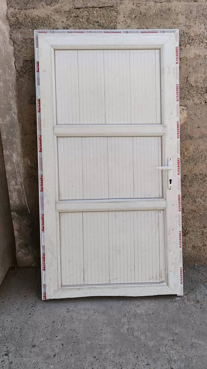 باب بلاستيك للبيع الطول 186 العرض 100 السعر 60الف للاستفسار ***********
