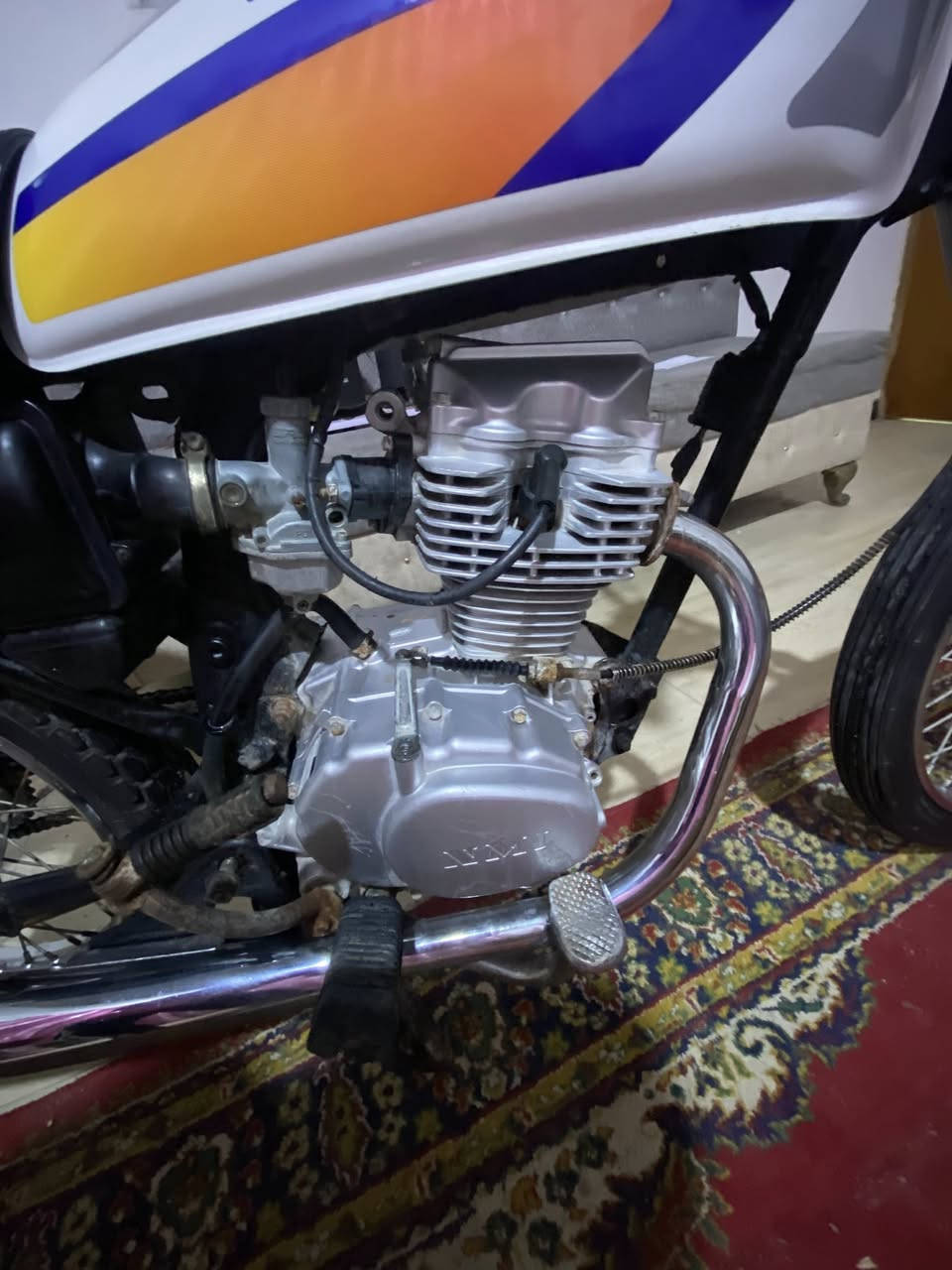 سلام وعليكم اخوان دراجه ادوات للبيع مديل ٢٣كفاله محرك برغي ما مفتوح خير من الله بس صفحت المغنطه طايح لونها نفس ما تشوف بصوره ماعليها اي شكال موجوده بسوك ب١٥الف عنواني بصره جزيره شط العرب سعر ٤٥٠قفل  رقمي ***********
