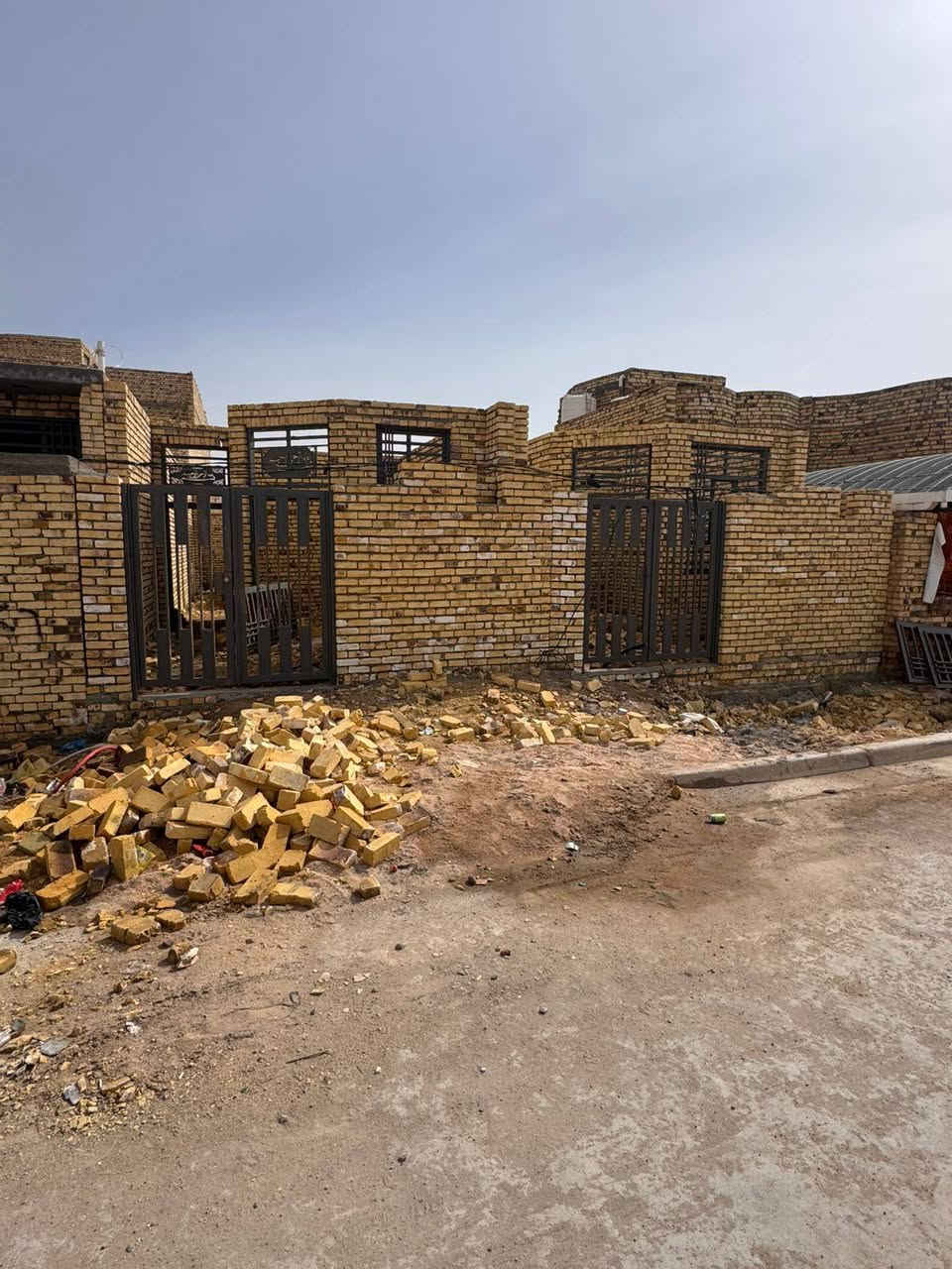 هياكل البيع رقم معامله واصله التقيم متر100 حي الموظفين خدمات تبليط وكهرباء ومجاري جهاز رقم القطعه 7168 رقم الهاتف ***********
