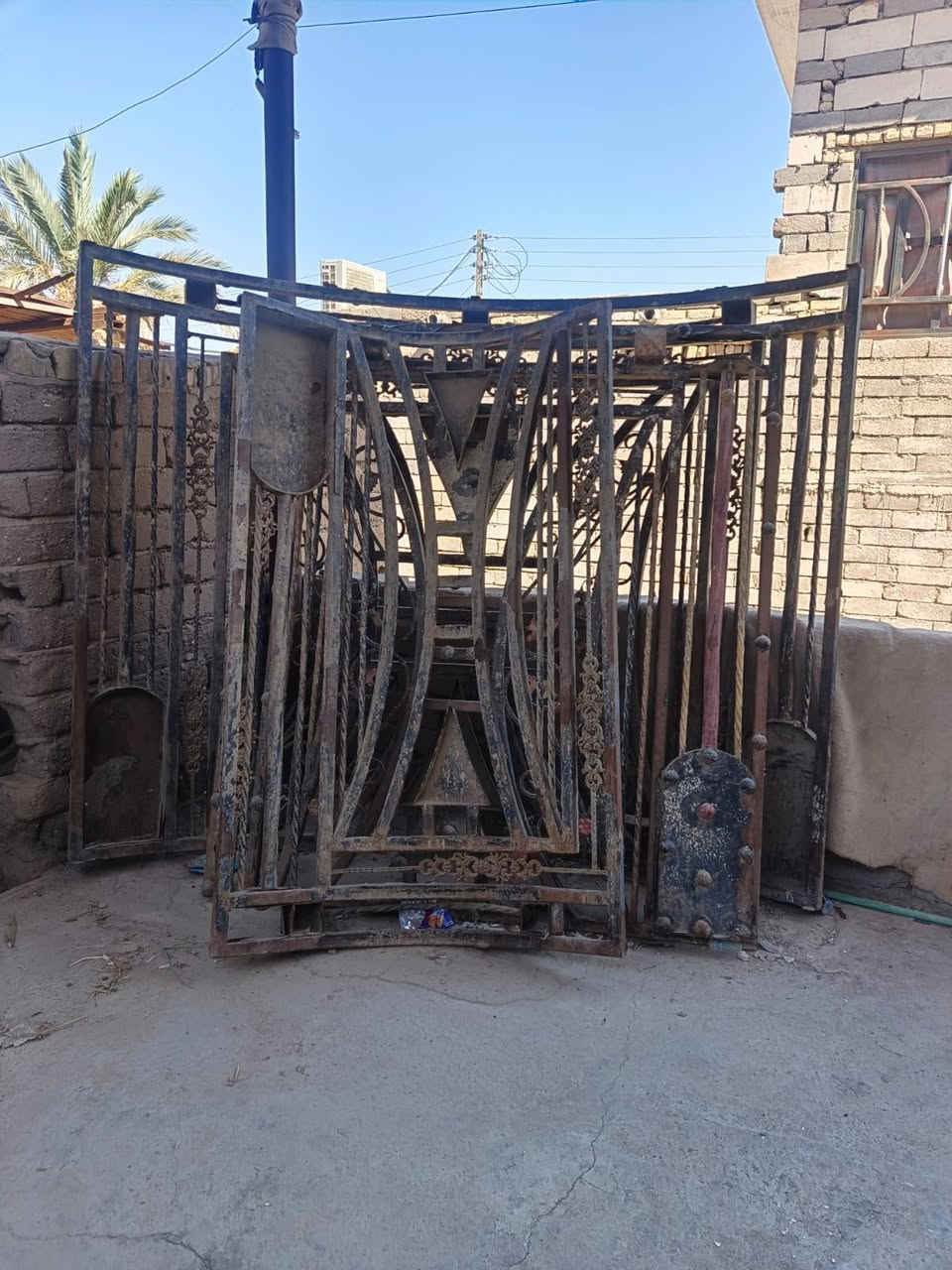 سلام عليكم شبابيج حديد للبيع حديدهن الثقيل الاصلي مكاني البصره قضاء المدينة السعر 500 وبيهن مجال الاتصال عله الرقم التالي***********
