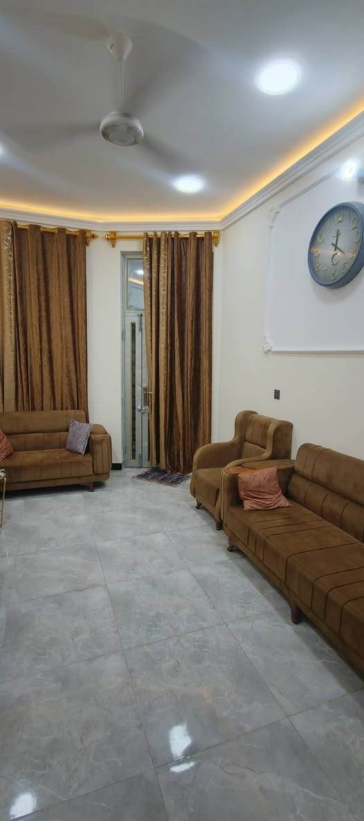 السلام عليكم بيت للبيع مساحه 100متر مربع ال 4000 قرب شارع 15 قرب مدرسة سامرة طابقين كامل فول بناء 2026 بناء درجه اولى 3 غرف النوم 3 حمامات استقبال كلشي واضح بالصور البيت بسمي ***********
