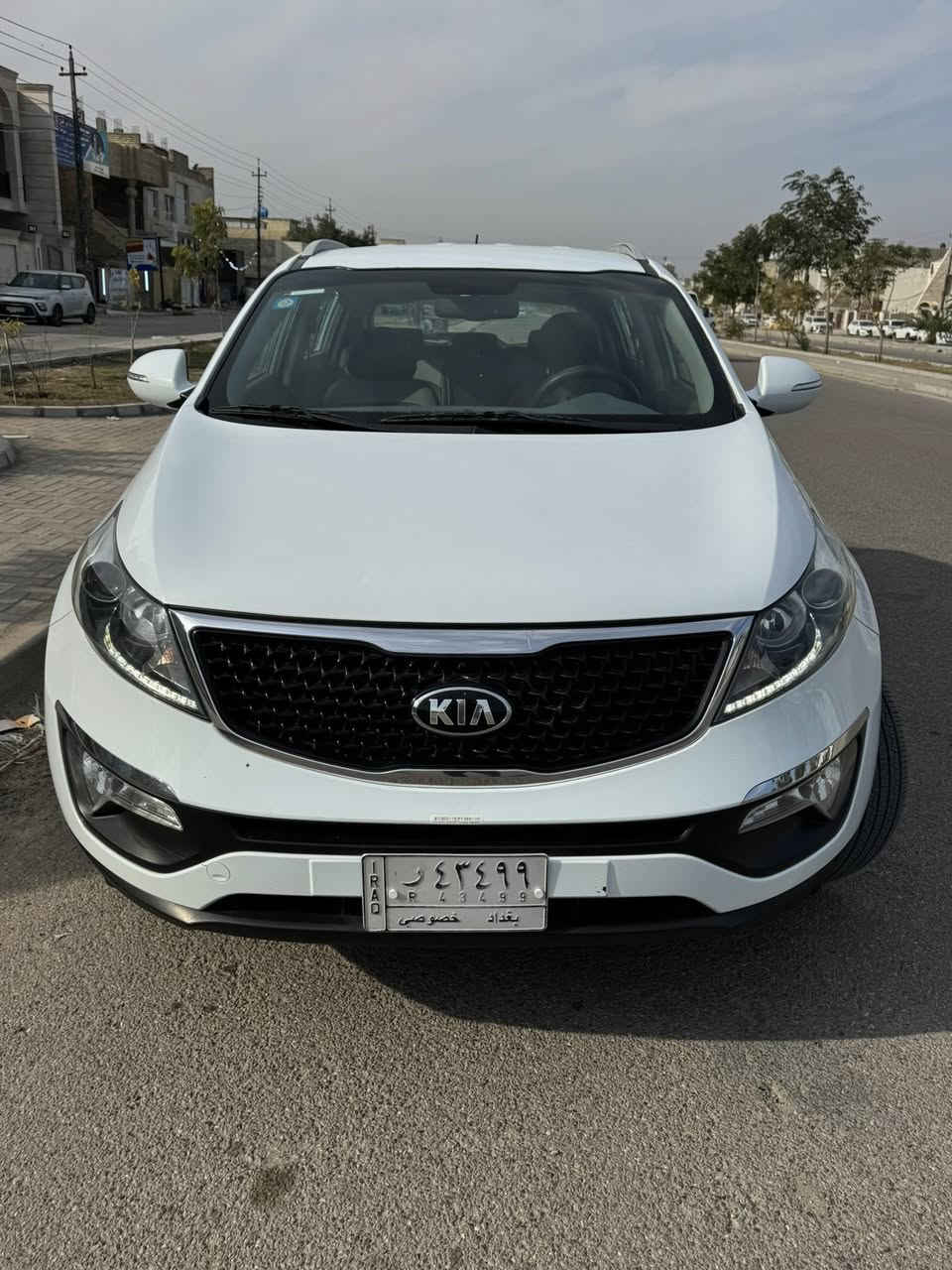 سلام عليكم 
للبيع كيا سبورتج موديل 2016 خليجي 
مكفولة من الصبغ بيها فقط بارد بل باب الخلفيه عكس السائق السونار مرفق ويه الصور   
محرك وكير مكفولات ماشية 140 K/m 
السعر ب 17200$ وبيها مجال بسيط 
مكان السيارة بغداد البياع / حي الشهداء 
للاستفسار الاتصال على الرقم ***********
