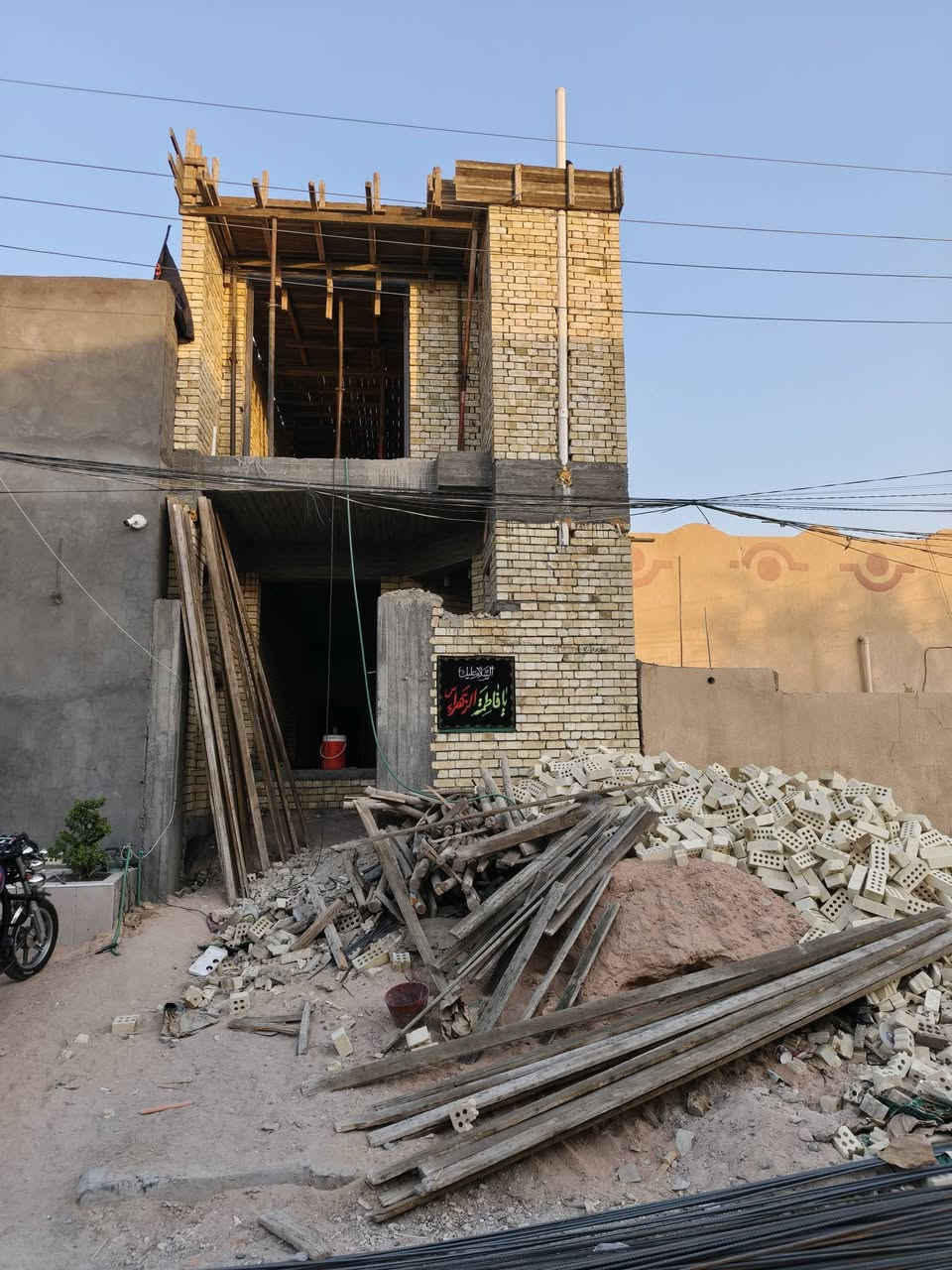 🏠 من مرحلة التأسيس.. وحتى تسليم المفتاح! 🏠
​لأن بيتك هو استثمار العمر، ما يِربحه غير الشغل الإشرافي والتنفيذي الصحيح! 🛠️✨
​يعلن علاء للعقارات والمقاولات العامة عن استمرار أعمالنا في الإشراف والتنفيذ الجوزاء (الكامل) للمرحلة الثانية من البناء، بأعلى معايير الجودة والدقة الهندسية.
​💡 لماذا تختارنا لبناء وتجديد منزلك؟
​إشراف هندسي دقيق: نتابع كل تفصيلة في الموقع لضمان سلامة البناء ومتانته.
​تنفيذ جوزاء (درجة أولى): نلتزم بالمواصفات والمخططات وبأجود المواد لضمان راحتك.
​دقة في المواعيد: نقدّر وقتك، ونلتزم بتسليم العمل في وقته المحدد دون تأخير.
​شعارنا الأمانة والاتقان: ندير مشروعك وكأنه ملكٌ لنا.
​🏗️ خدماتنا تشمل:
​بناء متكامل (من التأسيس حتى تسليم المفتاح).
​ترميم وتحديث المنازل والواجهات بطرق عصرية.
​إشراف هندسي وتنفيذي للمراحل المتقدمة.
​للتواصل والاستفسار، أو لمعاينة مواقع العمل الحالية:
📞 اتصل بنا على الرقم: ***********
📍 علاء للعقارات والمقاولات العامة
