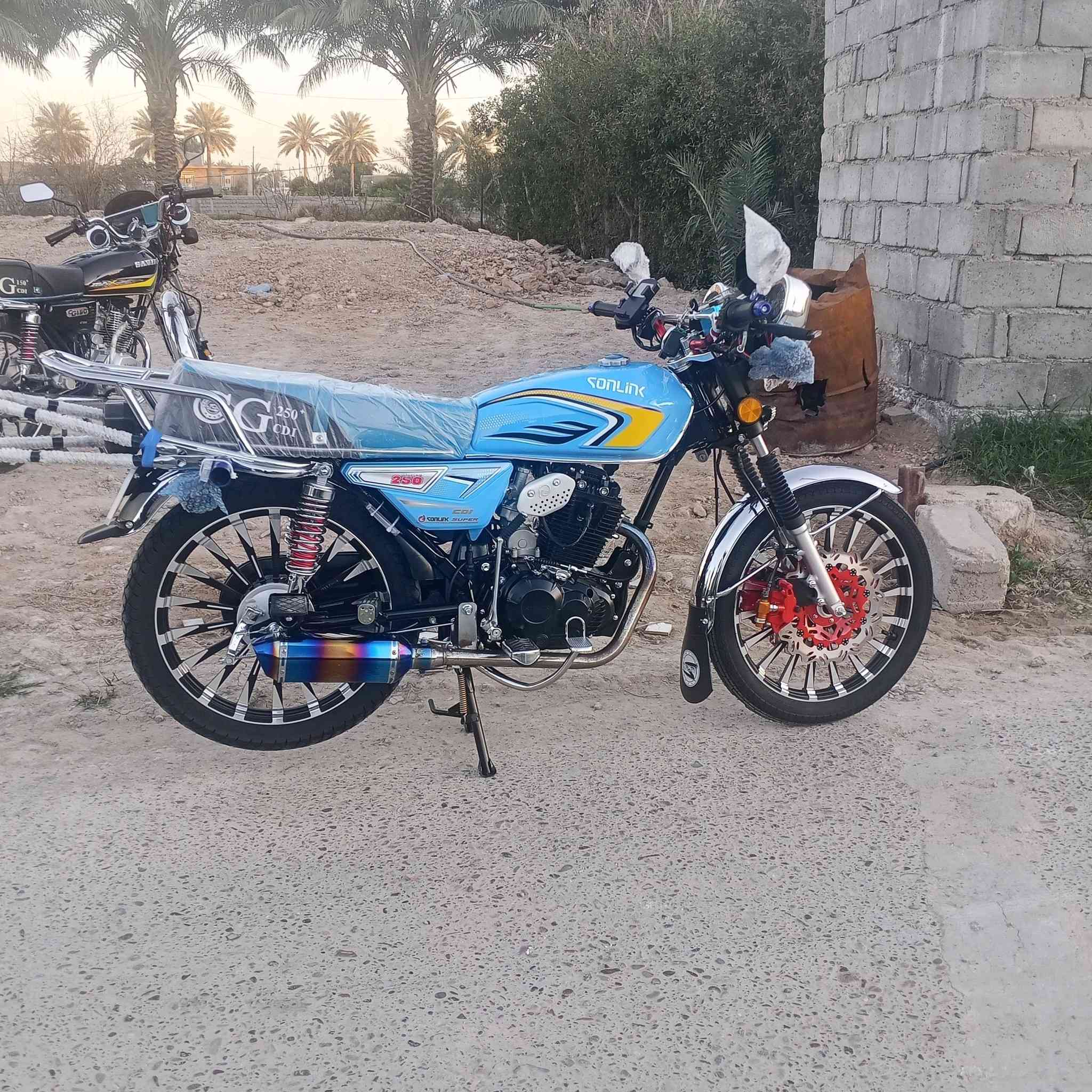 السلام عليكم مكلف بلنشر شباب دراجة سولنك موديل25 شكل 26 محرك250cc دراجة  تزويد رياضي
صارلهة اسبوع مشدودة انضاف ونصبة احلة من الصورة
المكان الفلوجه وهاذه رقم ابو الدراجه بي وتساب ‏‪***********‬‏
