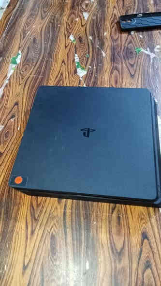 السلام عليكم جهاز بلاي 4 مع كرتونه وجوستيك واي اتش دي واير تشغيل راح تكون مساحته 500 جيجا جهاز نظيف مثل ما بالصوره مبين وسعره 180 مكاني البصره وهذا رقمي ***********
