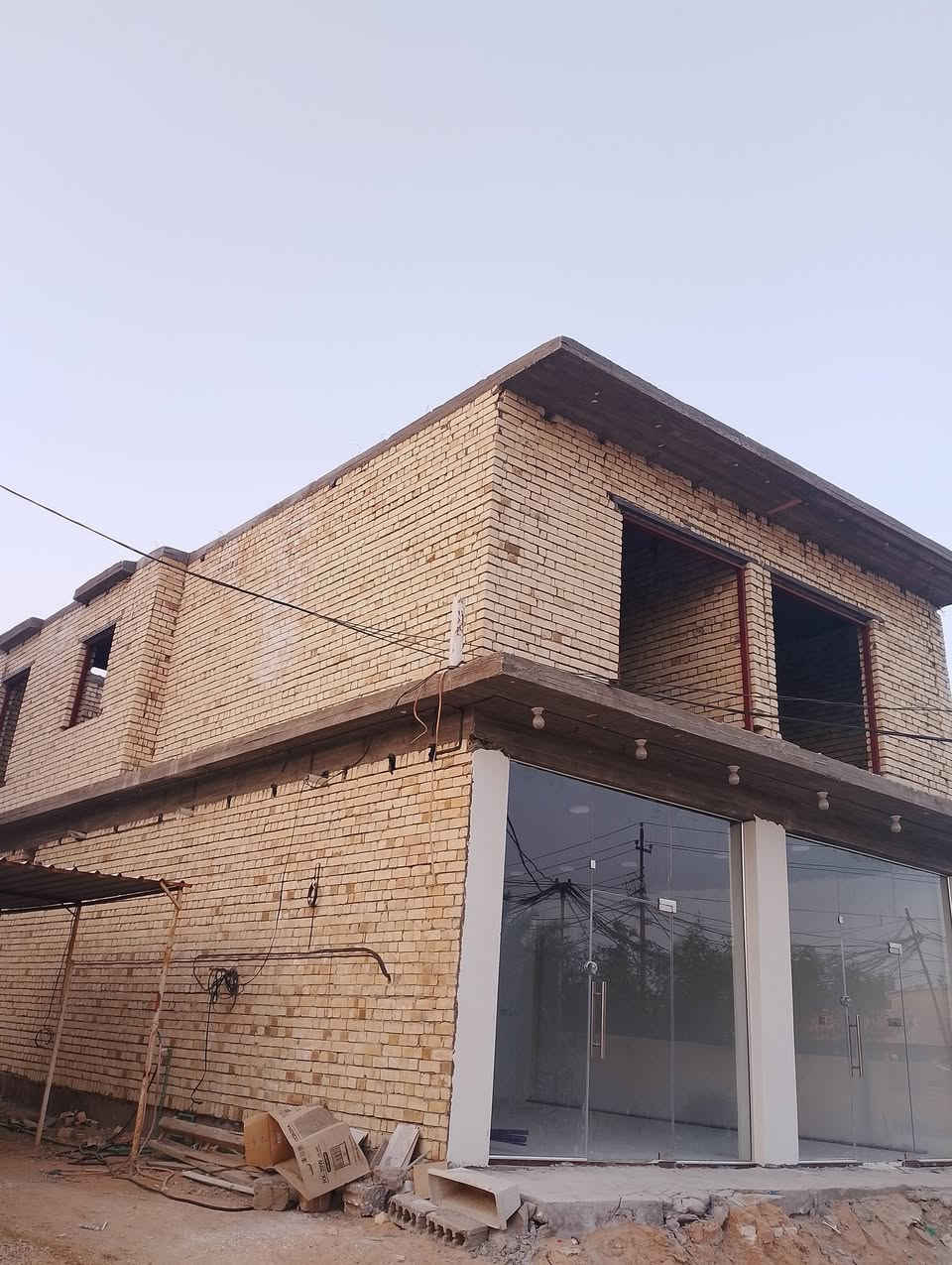 السلام عليكم بناية تجارية للبيع محلات 2 وشقه هيكل طابق ثاني مساحة 100 متر كربلاء الحر منطقة اليسار  مقابل المستشفى التركي السعر 80 مع المجال علما اخوان يساري فقط ***********
