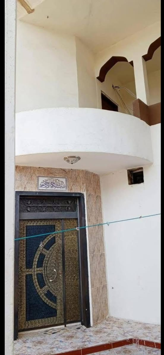 فر
دار للبيع  بيع مستعجل جداً والسعر مناسب جدا 
السعر 215مليون  بيها مجال قليل 

طابو ملك  صرف بناء 2016  
الدار يحتوي على ١٠ غرف نوم 
موقع الدار الواسطي مطل على شارع عبد الرحمن خلف صيدليه الواسطي  منطقه هادئه جداً ونضيفه 
 مساحه الدار 218 متر 
الدار يتكون من ثلاث طوابق وكل طابق يشمل الصحيات 
الطابق الاول 
يتكون من ٣ غرف + مطبخ + وصحيات وترك عدد ثنين مع استقبال 
الطابق الثاني
 يتكون من ٤ غرف  واحده منهم تحتوي على بلكونه + صحيات وايضاً ترك 
الطابق الثالث
 يتكون من ٣ غرف مع سطح عدد ثنين + صحيات 
ويحتوي ايضاً على صحيات خارجيه + كراج للسيارات كبير ايضاً

الاستفسار*********** او زيارة المكتب ارو
