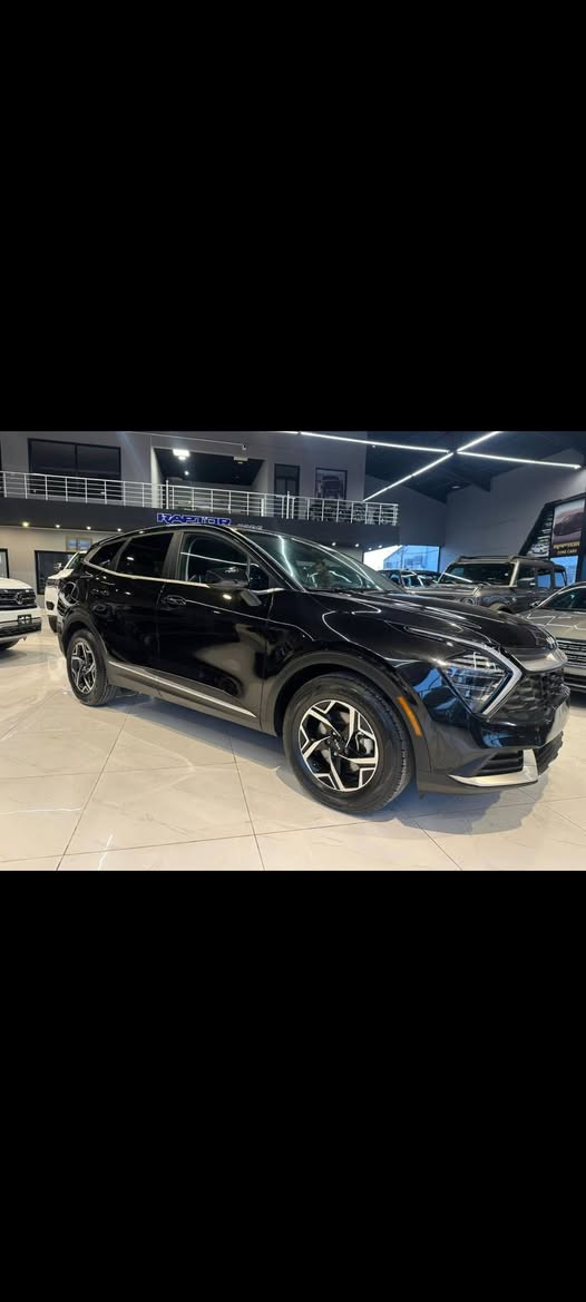 السلام عليكم عندي كيا سبورتج موديل 2024 لون اسود ماشية 32000مايل حادث باب مبدل  محرك 2500GDi رقم كاتي لسعر المطلوب 175$  قابل للتفاوض رقم الهاتف ***********
