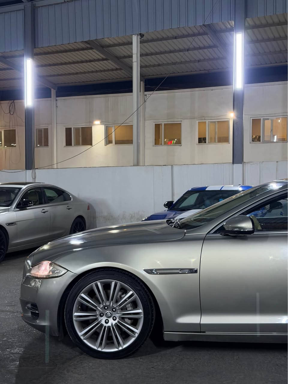 Jaguar XJL موديل 2013 سياره سفر شركه سردار سياره ثنين سويج ضمان دولي سياره بدون صبخ بشرط و كير و محرك بشرط محرك مرغوب اربعه سلندر سياره ماشيه 80 يعني سياره سفر و مكفوله من كل شي سياره موسفات فول فول لارج بانوراما شاشه كبير كوشن جلد هيتر تبريد مساج خزن ستيرن هيتر سياره  فتل كاميره و داتاشو رادار امامي رادار خلفي مرايه رادار يعني سياره فول موسفات من اخير عليها غرامات 5 ورقه ينزل من سعر سعر سياره 125 و بيها محال *********** دهوك, العراق

