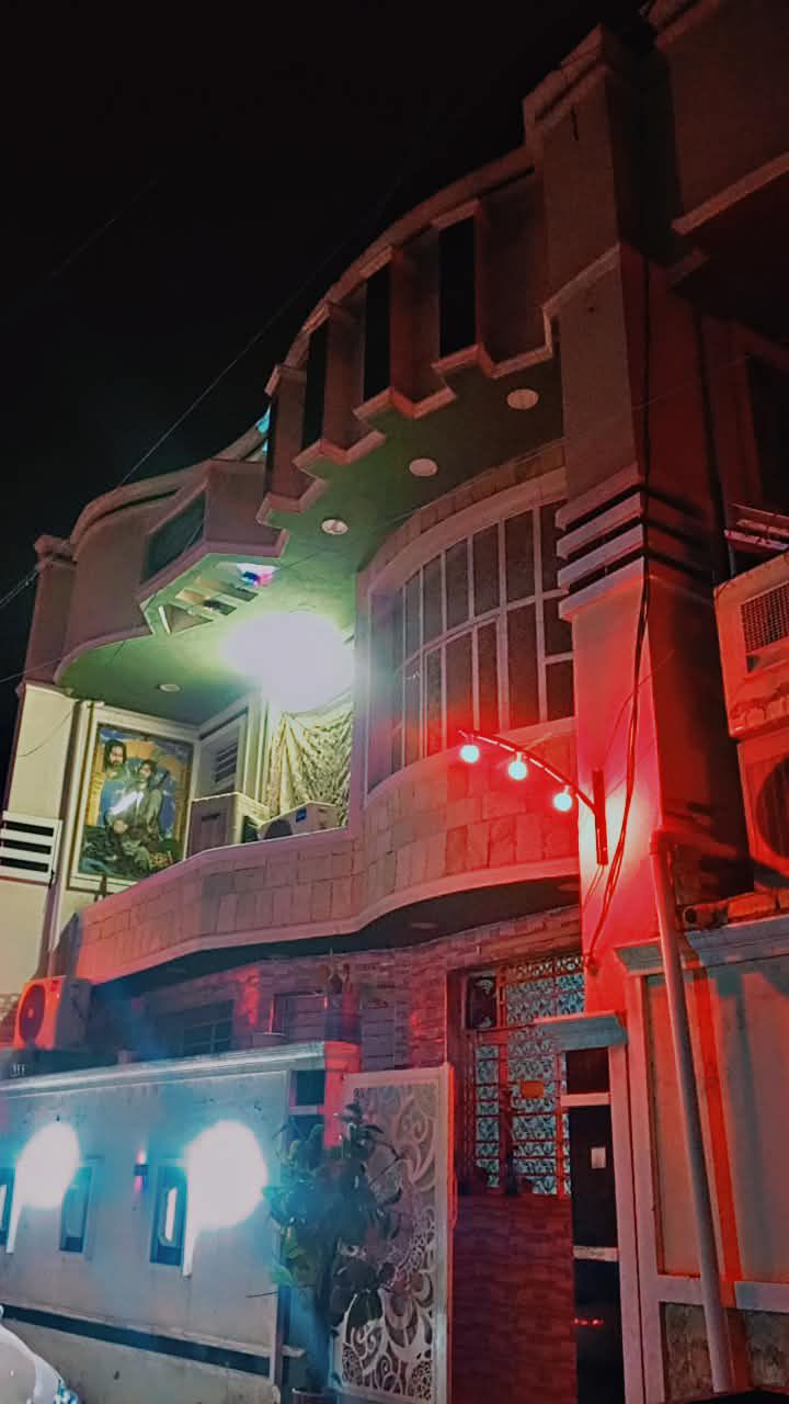 زنجيل ع شارعين
100 مربعه طابقين ونص 

5 غرف 

3 صحيات 

ملحقات البيت كامله ..

الدوانم شارع الطيارة قرب مدرسة مشكور
***********
