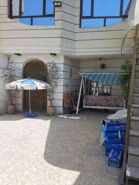 📍بيت للبيع في منطقه علي الصالح المربع الذهبي
مساحه البيت 196 واجها 7 نزال 28
نظام طابقين (بيت + شقه) مفصولات 
للأستفسار 
*********** حسام
