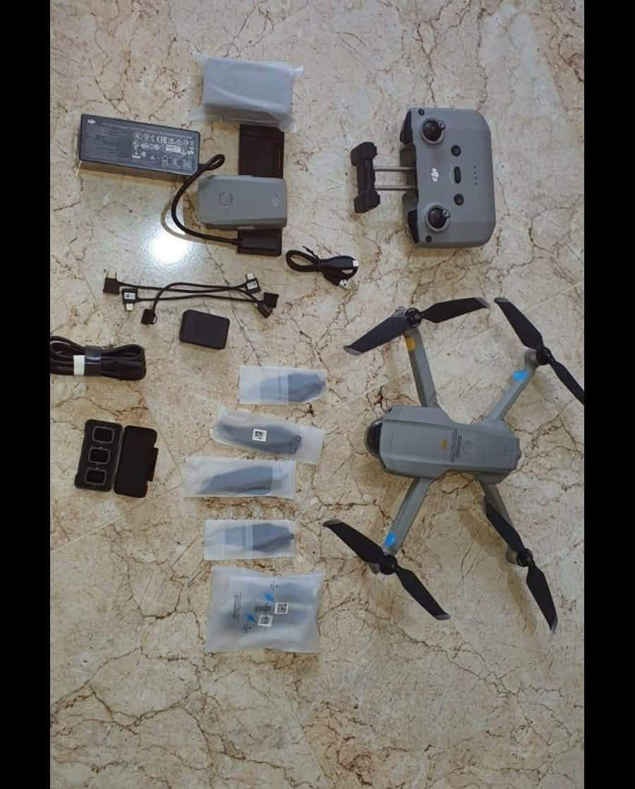 درون للبيع
DJI Air 2S Combo 
مستعمل نظافة ٩٩٪؜
وحش دي جي اي المحبوب المرغوب القوي الي يتحمل هوه وحر وتراب ومايهتم إلى اي شي 
اير تو اس 
مكاني كركوكً 
السعر السعر السعر السعر السعر 
مع ريمون عادي مليون و١٧٥ بي مجال للشراي 

الملحقات 
الدرون
باطارات ٣ 
شاحنه
حقيبة مقسمة
المواصفات 
‏اندي  فلتر
طائرة **DJI Air 2S** تُعتبر واحدة من أنجح الطائرات التي قدمت توازناً ممتازاً بين الحجم المدمج والأداء الاحترافي، والفضل الكبير في ذلك يعود لامتلاكها مستشعراً كبيراً بحجم 1 بوصة.
إليك أبرز المواصفات التقنية الكاملة للطائرة:
### الكاميرا وجودة التصوير
 * **المستشعر:** CMOS بحجم 1 بوصة (1-inch) بدقة 20 ميجابكسل.
 * **جودة الفيديو:**
   * تصوير بدقة **5.4K** بسرعة تصل إلى 30 إطاراً في الثانية.
   * تصوير بدقة **4K** بسرعة تصل إلى 60 إطاراً في الثانية.
 * **معدل البت (Bitrate):** يصل إلى 150 ميجابت في الثانية لضمان تفاصيل دقيقة.
 * **الألوان:** تدعم عمق ألوان 10-bit بملفات تعريف **D-Log** و **HLG**، مما يعطي مرونة هائلة في التعديل وتلوين الفيديو (Color Grading).
 * **التقريب الرقمي (Zoom):** يدعم حتى 4x عند التصوير بدقة 4K و 8x عند التصوير بدقة 1080p.
### الأداء والبطارية
 * **وقت الطيران:** يصل إلى **31 دقيقة** كحد أقصى في الظروف المثالية.
 * **الوزن:** **595 غرام** (مما يجعلها مستقرة جداً في الهواء ومقاومة للرياح حتى المستوى الخامس).
 * **السرعة القصوى:** تصل إلى 19 متر/ثانية (حوالي 68 كم/ساعة) في الوضع الرياضي (Sport Mode).
 * **المقاومة للرياح:** حتى 10.5 متر/ثانية.
### البث والتحكم
 * **نظام البث:** **O3 (OcuSync 3.0)** الذي يوفر بثاً ثابتاً بدقة 1080p.
 * **المسافة القصوى للبث:** تصل إلى **12 كم** (وفقاً لمعيار FCC) أو **8 كم** (وفقاً لمعيار CE).
 * **الترددات:** تعمل على ترددي 2.4 جيجاهرتز و 5.8 جيجاهرتز مع تبديل تلقائي لمنع التشويش.
### الأمان والذكاء الاصطناعي
 * **مستشعرات العقبات:** استشعار في **4 اتجاهات** (الأمام، الخلف، الأعلى، والأسفل)، مما يمنحها أماناً كبيراً أثناء الطيران في الأماكن الضيقة أو الغابات.
 * **نظام التوجيه:** **APAS 4.0** (نظام مساعد الطيار المتقدم) لتفادي العقبات تلقائياً وبسلاسة أثناء الطيران السريع.
 * **ميزات التتبع:** نظام **FocusTrack** الذي يشمل (ActiveTrack 4.0 و Point of Interest 3.0 و Spotlight 2.0).
 * **ميزة MasterShots:** ميزة ذكية تقوم بتنفيذ مجموعة من الحركات الجوية الاحترافية وتصوير لقطات مختلفة للمجسم وضغطها في فيديو قصير جاهز للمشاركة بضغطة زر واحدة.
 * **أنظمة تحديد المواقع:** GPS + GLONASS + GALILEO.
 * **ميزة التنبيه بأجواء الطيران (AirSense):** نظام استقبال ADS-B لتنبيه الطيار في حال وجود طائرات مأهولة أو مروحيات قريبة في المنطقة.
### التخزين
 * **الذاكرة الداخلية:** تأتي بذاكرة داخلية سعة **8 جيجابايت**.
 * **الذاكرة الخارجية:** تدعم كروت MicroSD بسعة تصل إلى 256 جيجابايت.


**إذا كنت صاحب هذا الإعلان وتريد حذفه لأي سبب، رجاءا أرسل رسالة إلى الدعم الفني**