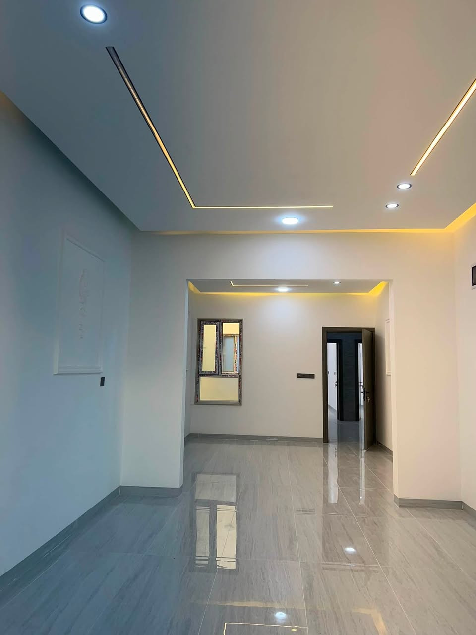 🏡 للبيع | دار مودرن فاخرة في حي الملايين الأولى – قرب الصواف ✨
إذا تبحث عن بيت جاهز للسكن بتصميم عصري وتشطيب راقٍ، فهذه فرصة مميزة.

📍 الموقع: حي الملايين الأولى – قرب الصواف
📐 المساحة: 150 م²
📏 الواجهة: 7.5 متر
🔑 الحالة: زيرو – تسليم مفتاح فوري

✨ مواصفات الدار:
🛏️ 5 غرف نوم واسعة
🚿 4 حمامات
🛋️ هول عائلي مريح
👥 غرفة استقبال أنيقة
🍽️ مطبخ حار ومطبخ بارد
🏗️ تشطيبات حديثة بتصميم مودرن وجودة عالية

🏠 دار متكاملة تناسب العوائل الباحثة عن الراحة، بموقع هادئ وقريب من جميع الخدمات.

📞 للاستفسار والمعاينة:
***********
***********
