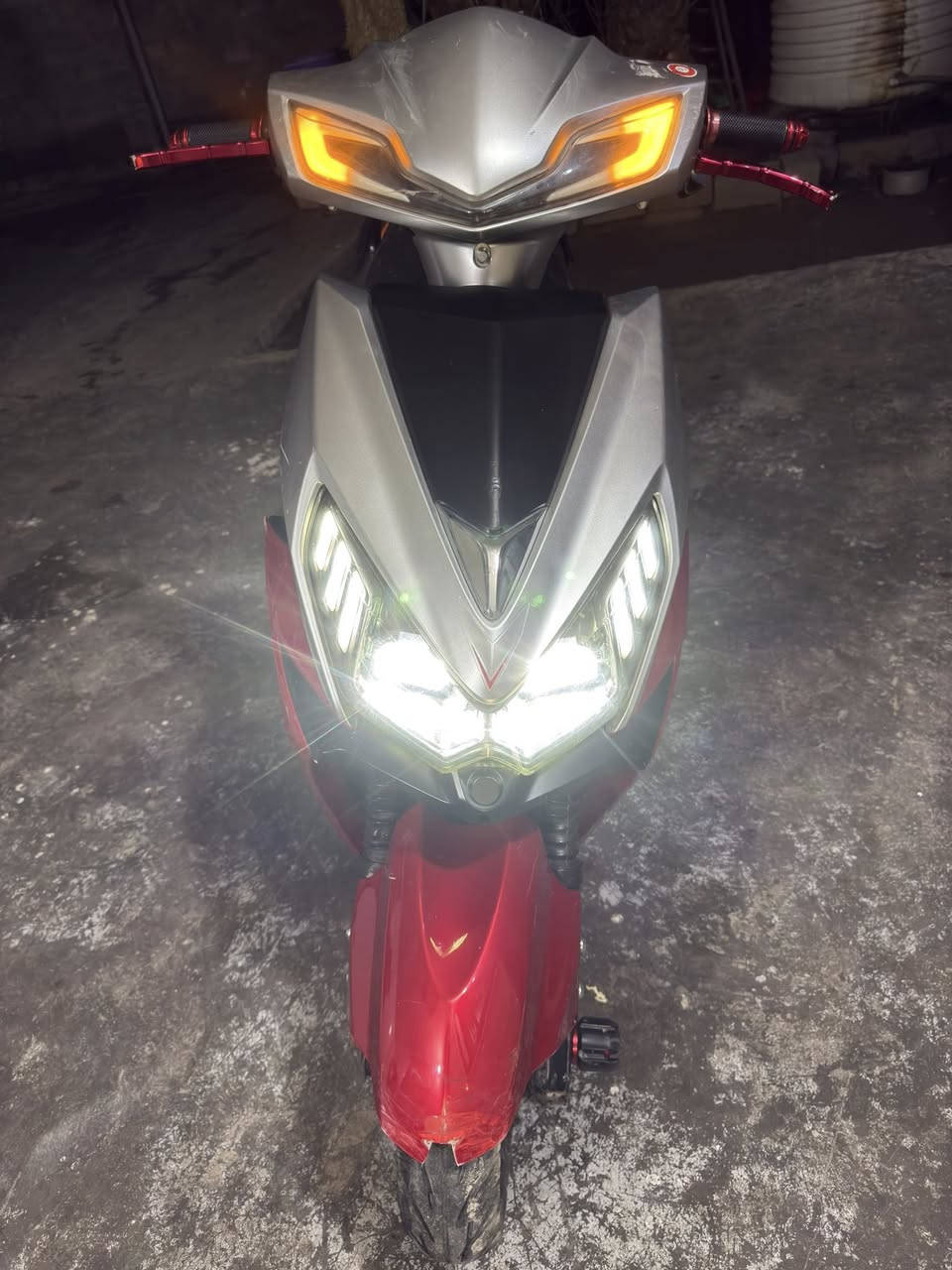 مرحبا شباب عندي دراجه شحن سكنس                                                    دراجه خير من الله اشحنها شحنه وحده 
اضل وياي اسبوع ادراجه ماشيه 5488 km
انضافه دراجه مثل ماموضح بل صوره سعر 
 ٦٥٠ الف او بيها مجال حم الجيه مكان الدراجه 
بغداد الدوره ***********
