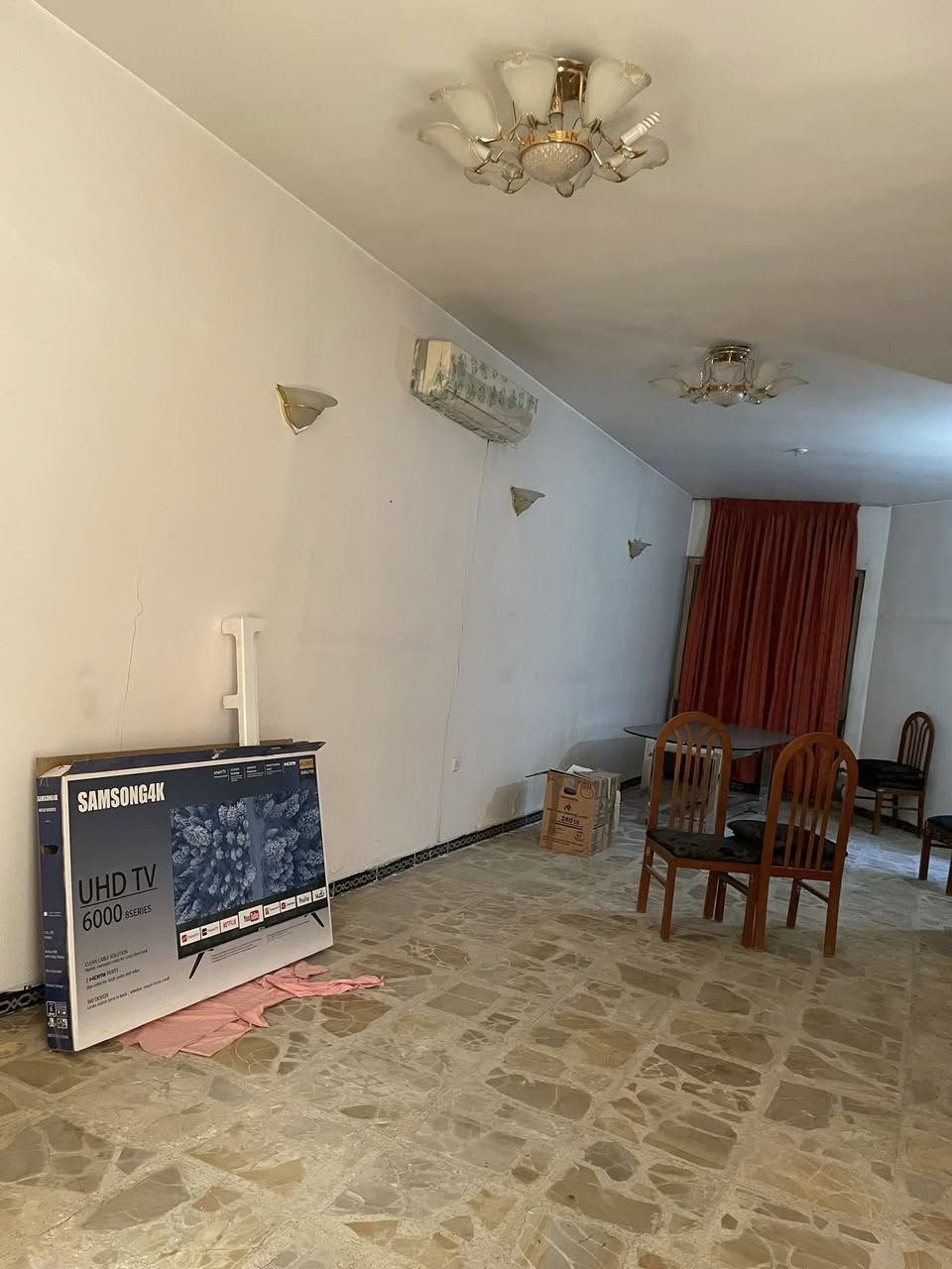 بيت طابقين للبيع، بناء فوق الجيد
البيت في حي المستنصرية، محلة 502, البيت في صدد التفريغ ، يعني جاهز للسكن

الطابق الاسفل: 

-  صالة كبيرة ( استقبال وطعام ، ممكن يستعمل غرفة نوم لاربع اشخاص )

-  حولي كبير ممكن يستعمل للمعيشة اليومية 

-  حمام

-  غرفة نوم واحدة

- منور 

- مخزن 

- كراج واسع + حديقة صغيرة + منظومة خزان ماء مع ماطور

الطابق الاعلى :

غرفتين نوم + مطبخ + صالة المعيشة+ حمام+ بالكون كبير 

للمعلومات : اتصلو ب واتساب : ***********
