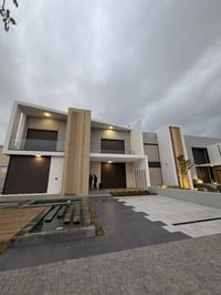 🪩 ڤلل للبيع (بيع أولي وثانوي)  📍 الموقع: ڤلل الوتر فرونت – إطلالة مميز...