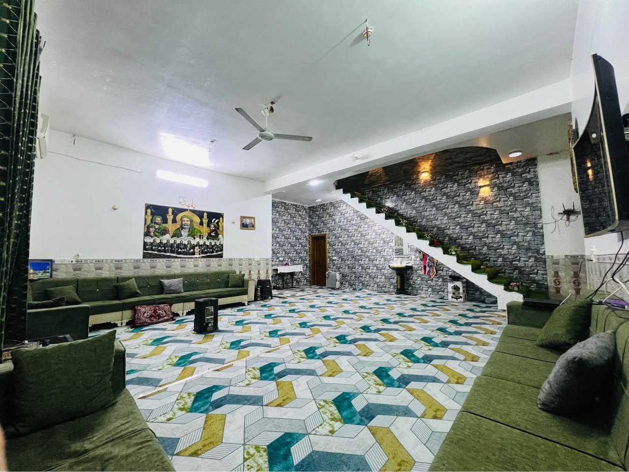 دونم طابو زراعي سند 25 
على طريق الزوار (طريق كربلاء طويريج) قرب عمود 268
الدونم مخدوم جداً ويحتوي على عدد كبير من النخيل 

يحتوي على دار بمساحة 400 متر تقريباً 
الحديقة الأمامية بمساحة 400 متر وأكثر 
الإستقبال 12 متر في 5
وصالة كبيرة 8 متر في 6
ومطبخ 6 متر في 5 
وغرف نوم عدد 2 ،  5 متر في 4 (غرفة سويت) 
ومجمع صحي 
الأرضية بورسلين درجة أولى 
كذلك توجد صحيات خارجية للزوار عدد 3

علماً ان الدونم ييعد عن الشارع الرئيسي (طويريج كربلاء) مسافة كيلو و200 متر تقريباً (الشارع تبليط)، وعن التبليط الفرعي مسافة 60 متر تقريباً . 
له طريقين .. الاول من قناة كربلاء والثاني من طريق كربلاء طويريج 

للإستفسار الإتصال على الرقم 
*********** كربلاء, العراق
