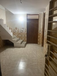 بيت اللايجار بي تلاثه نوم واحده فوك وثنين جوا وصاله ومطبخ وموحقات بيت ...