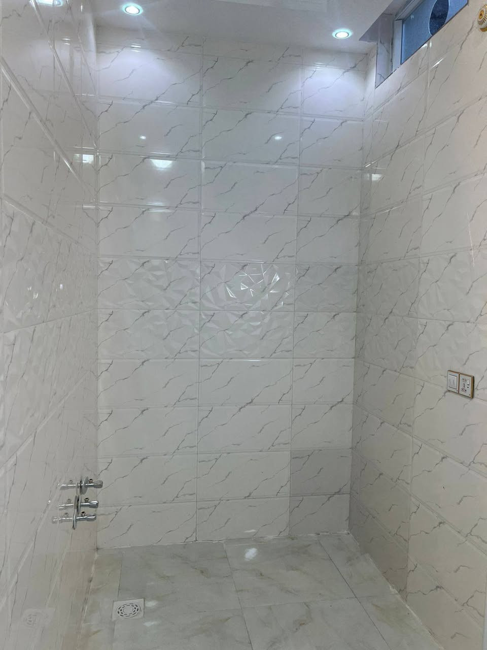 يالله الهم صلي على محمد والي محمد يوجد بيت مساحه 50متر طابق واحد بناء طابوك جمهوري بي غرفه وصاله واستقبال ومطبخ وصحيات عمل درجة اولى كافة الخدمات ماء مجاري كهرباء وتبليط طابو زراعي قرار محكمة البيع مباشر معه صاحب الارض 3كم عن الامام الحسين عليه السلام يصلح سكن او حسينيه للزوار موقع البيت كربلاء حي الاخلاص خلف السفارة التركيه بيع نقد فقط الاستفسار انتصل على الارقام التالية 
***********
***********
واتساب موجود تحياتي للجميع
